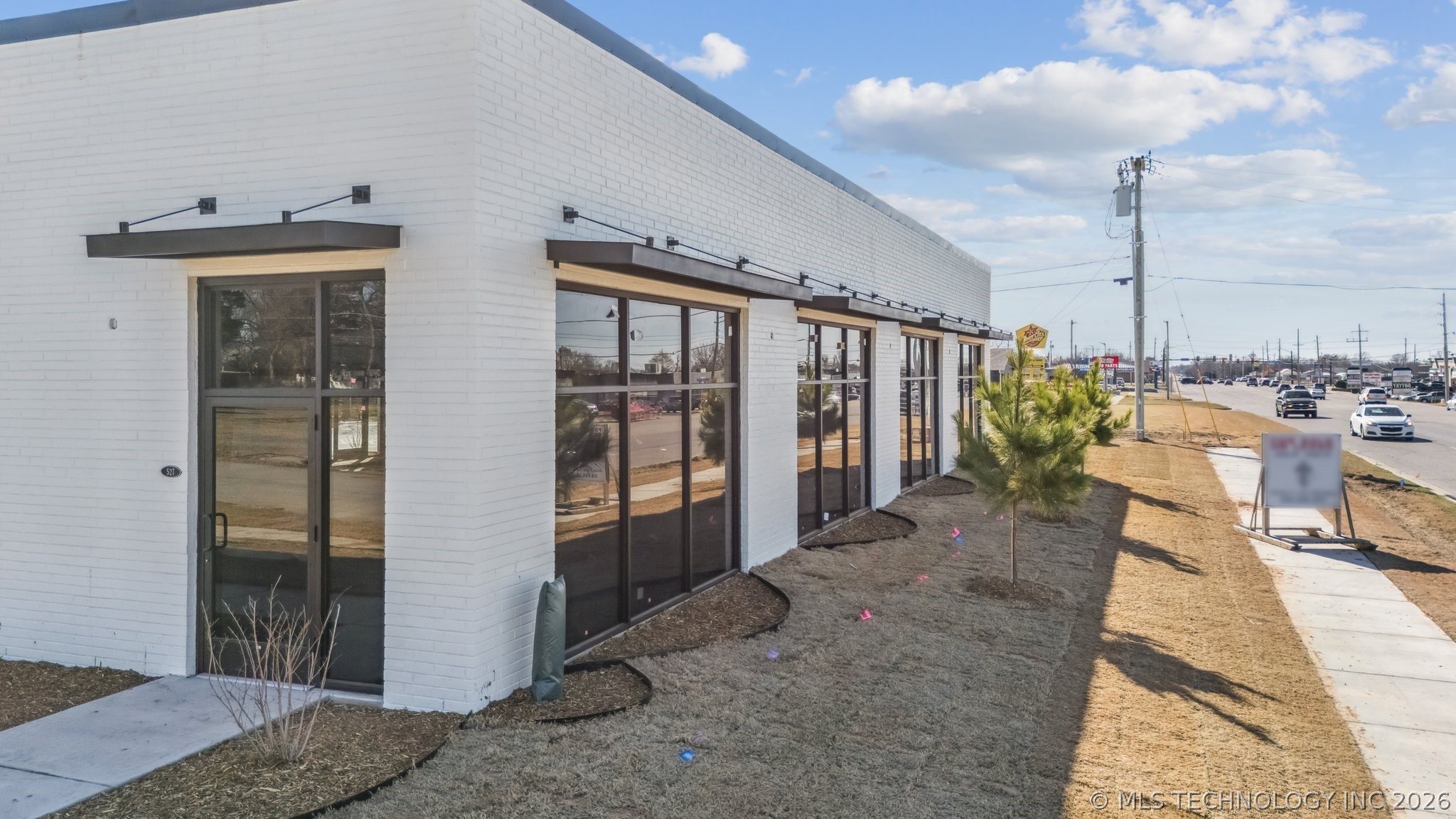 527 W El Paso Street Property Photo 4