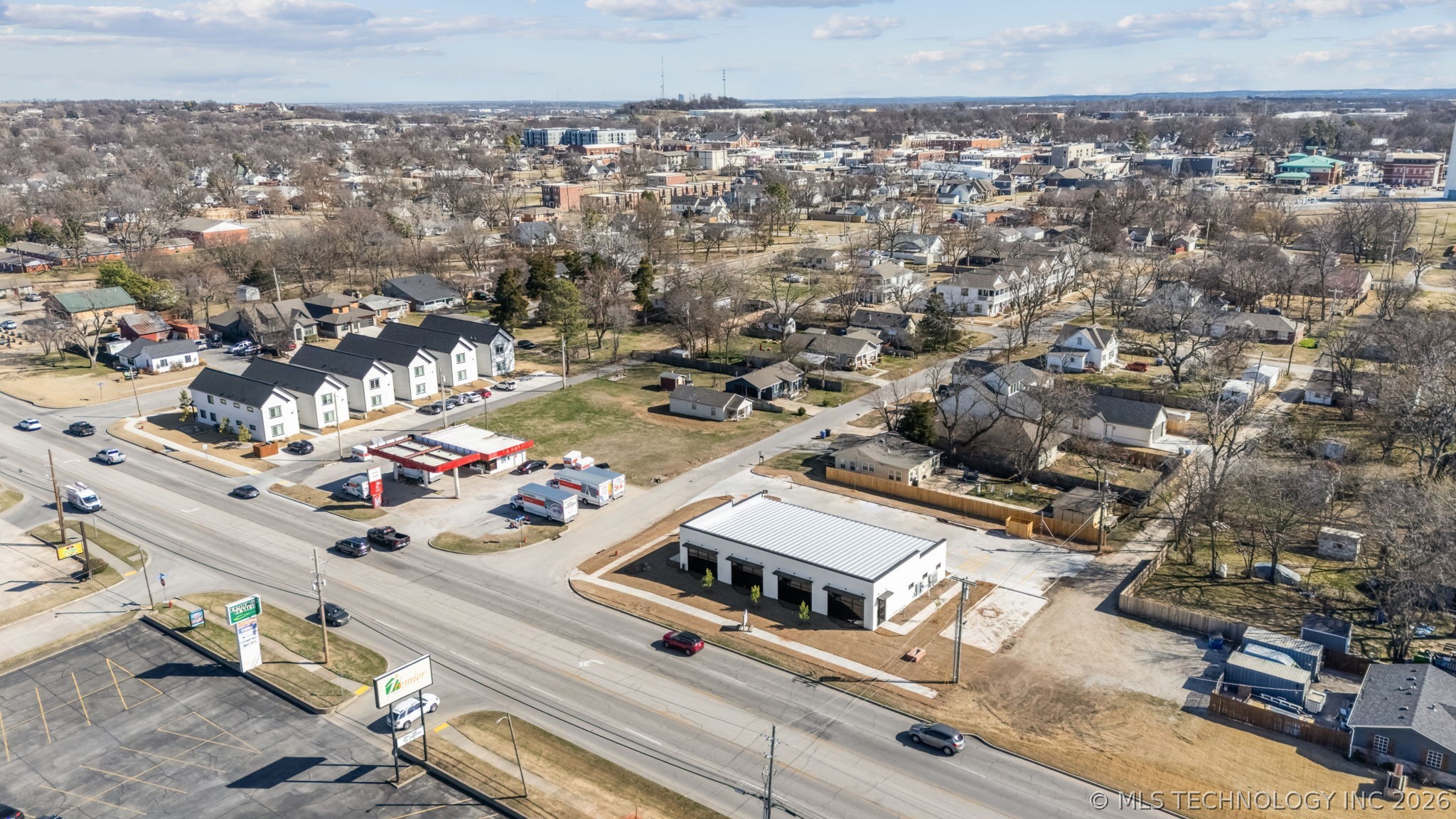 527 W El Paso Street Property Photo 8