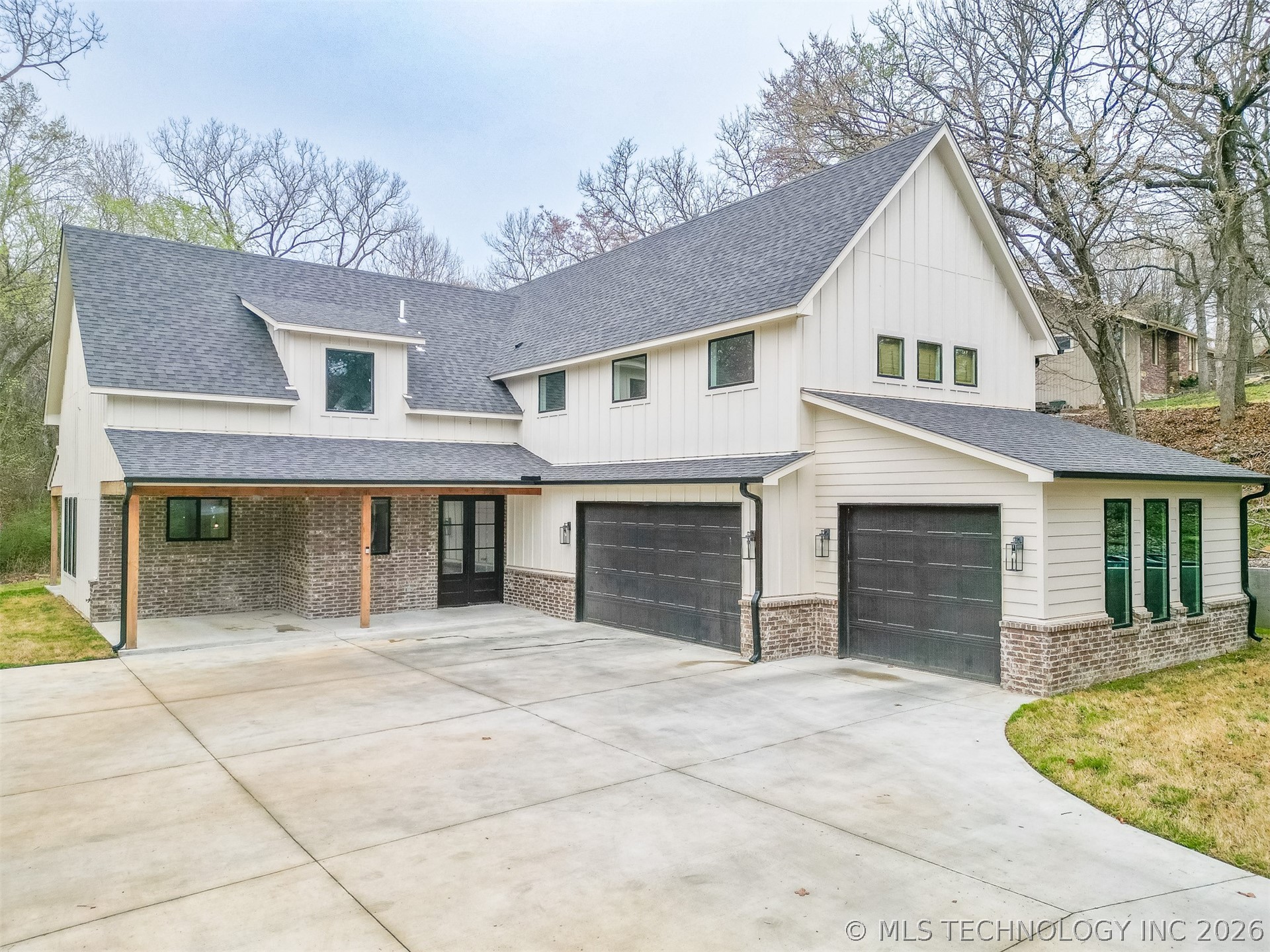 1000 S Moccasin Place Property Photo 2