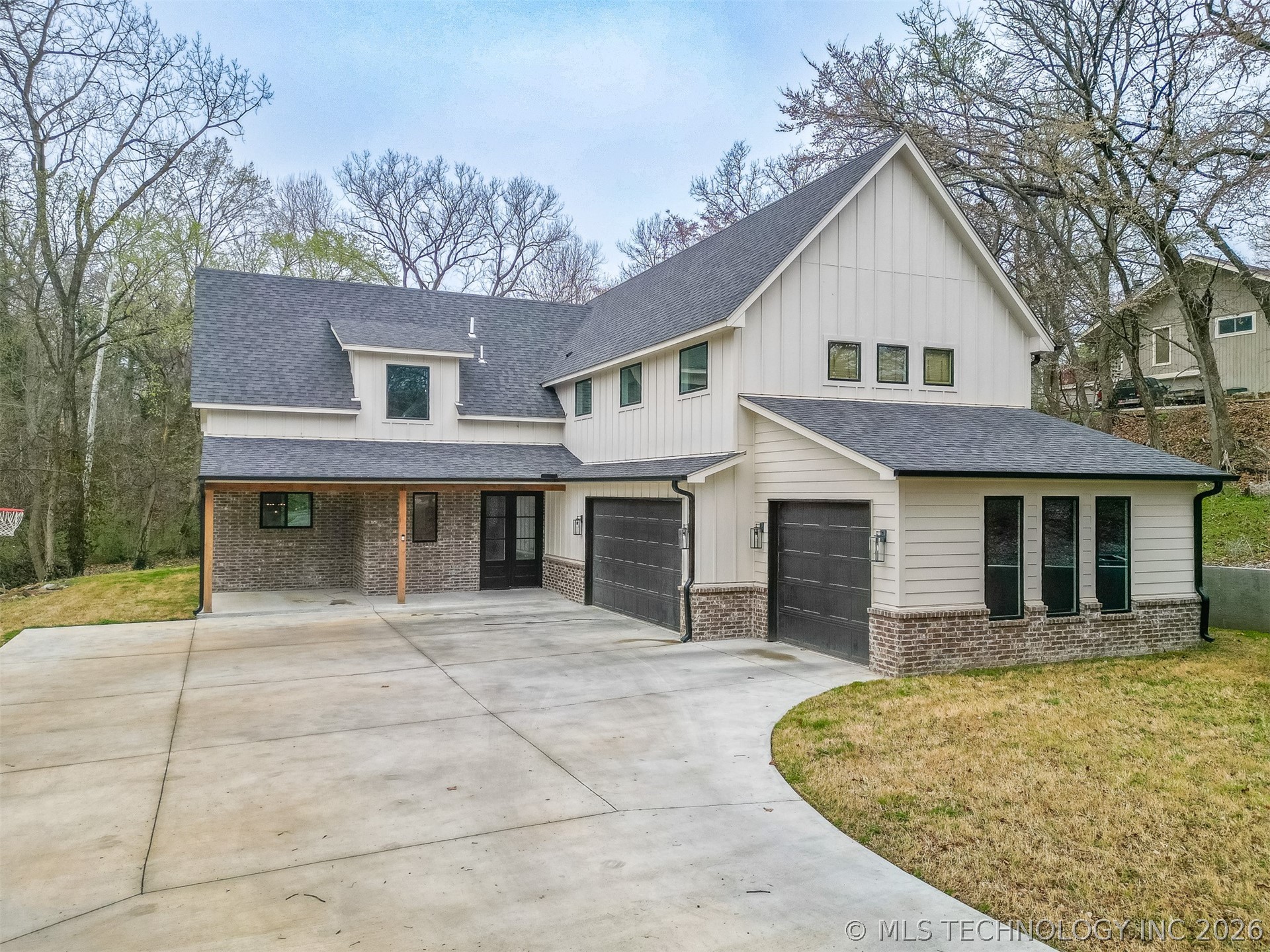 1000 S Moccasin Place Property Photo 3