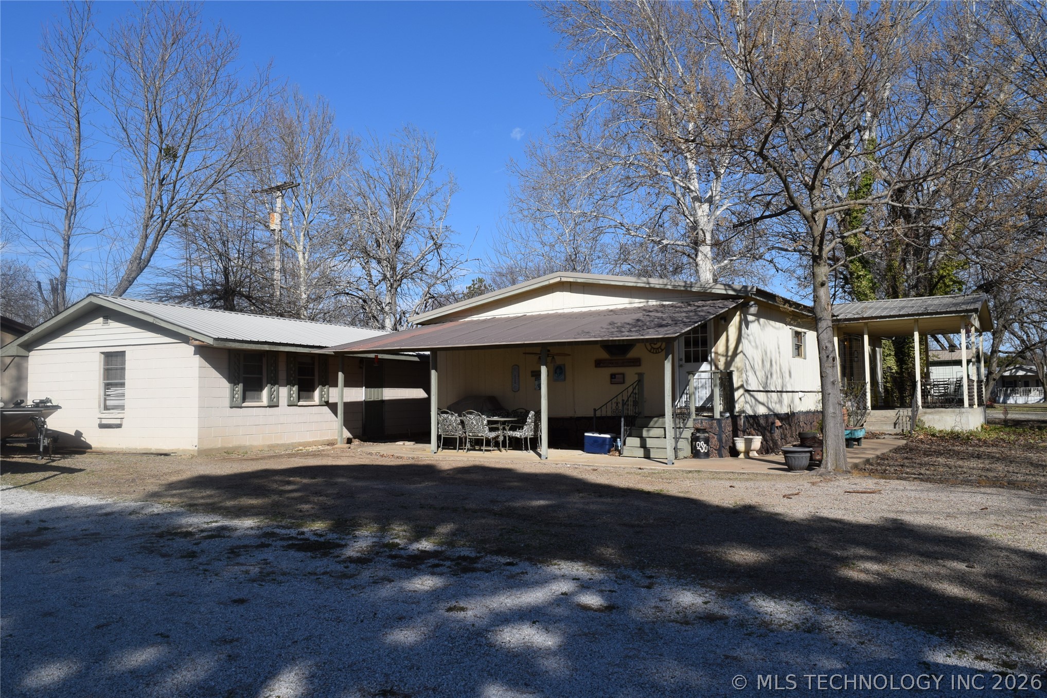 421843 E 1163 Road Property Photo 2