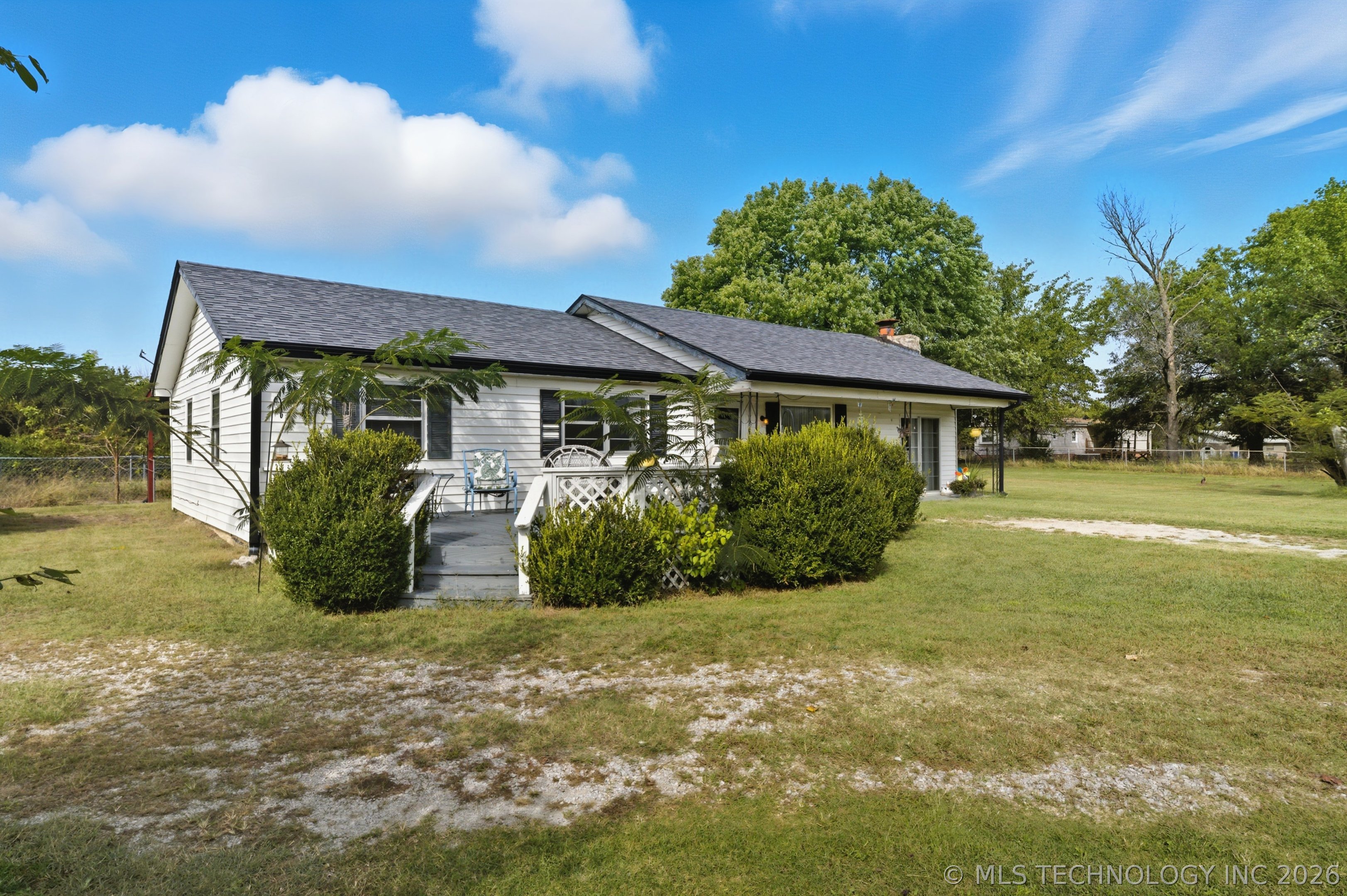 300 W Weldon Avenue Property Photo 2
