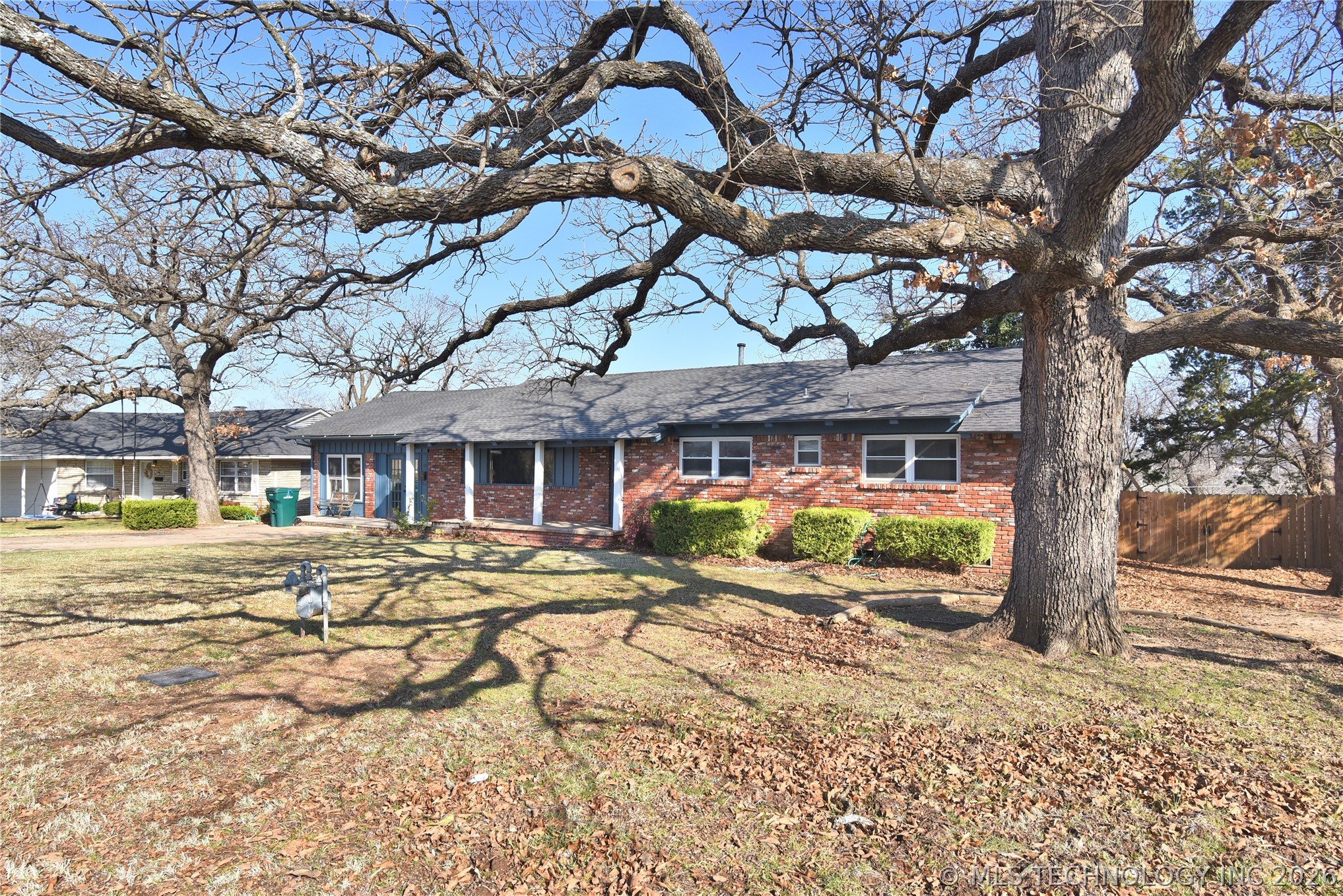 105 E Saddle Rock Road Property Photo 2