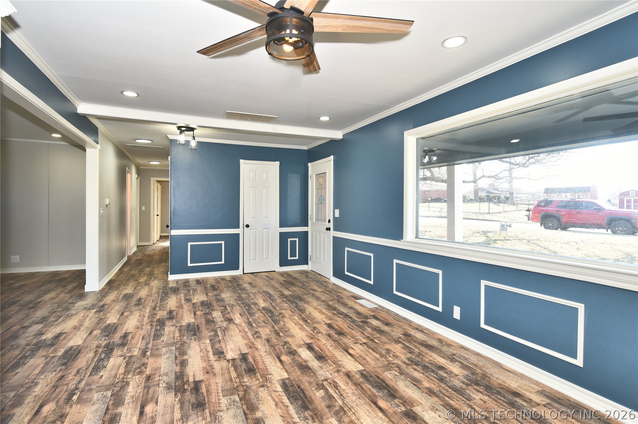 105 E Saddle Rock Road Property Photo 5