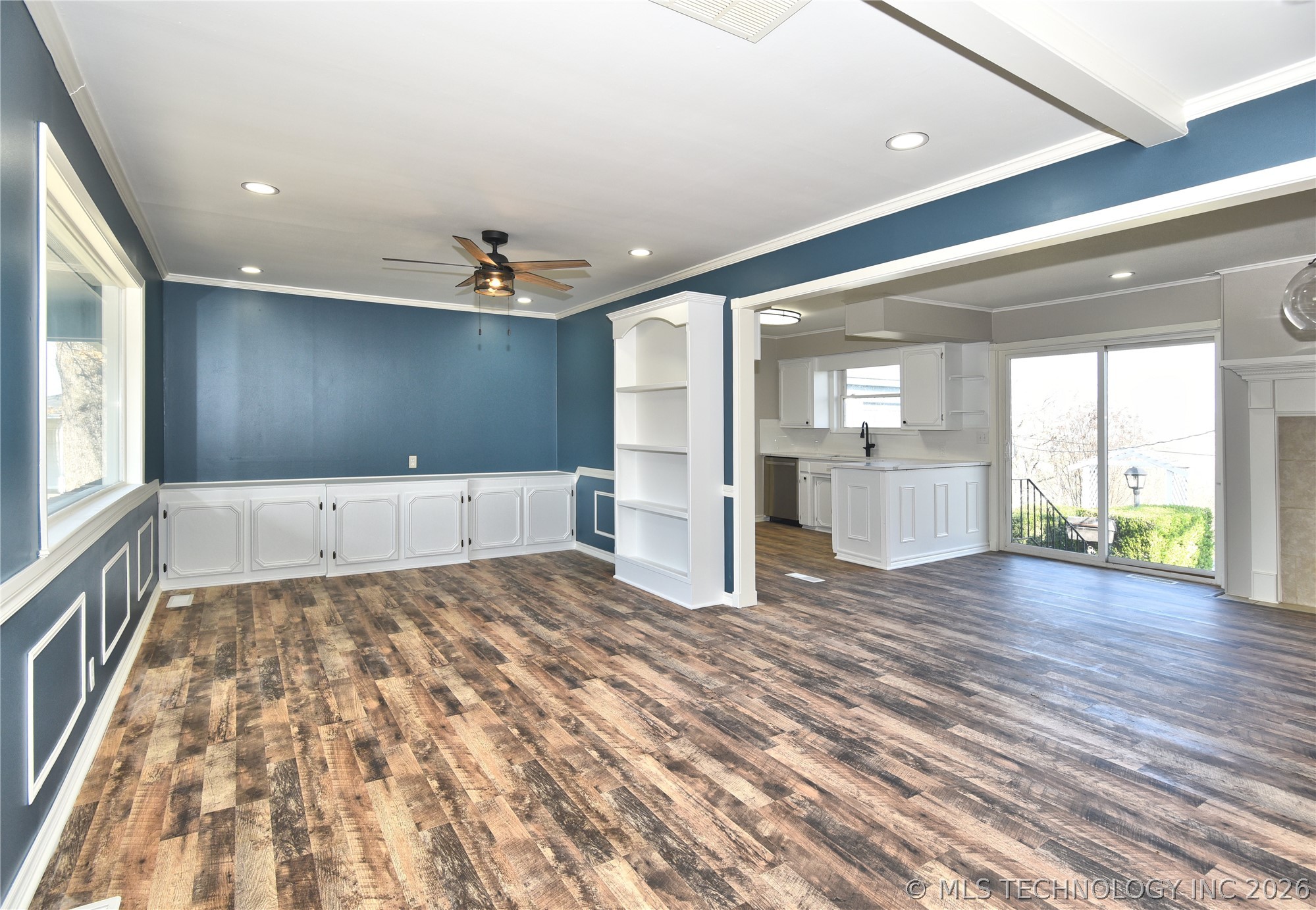 105 E Saddle Rock Road Property Photo 6