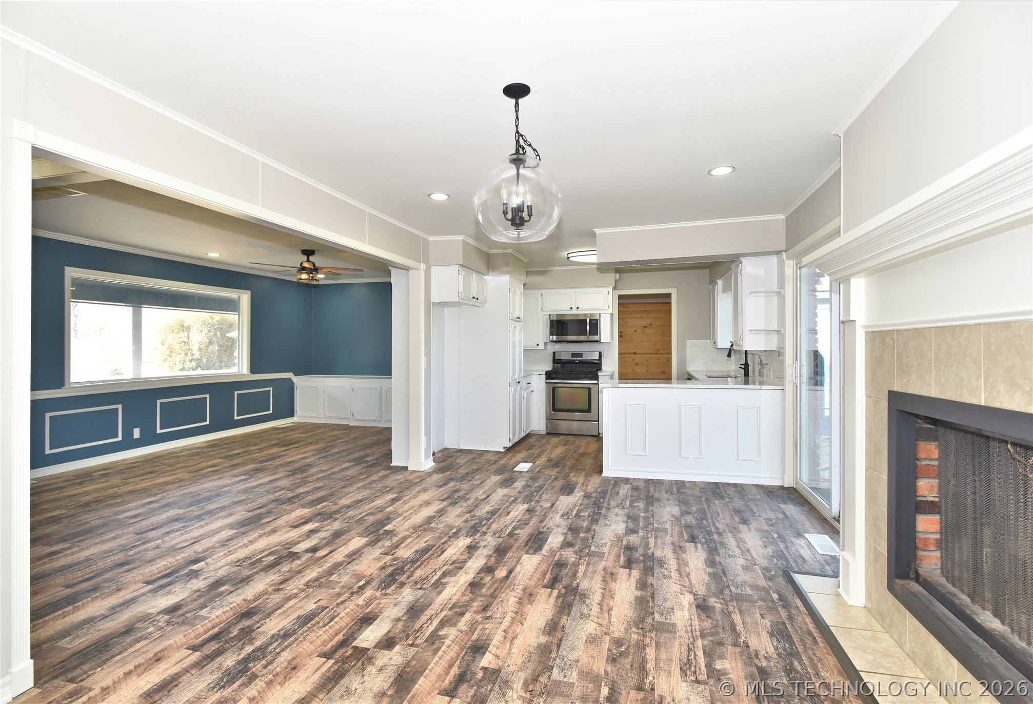 105 E Saddle Rock Road Property Photo 8