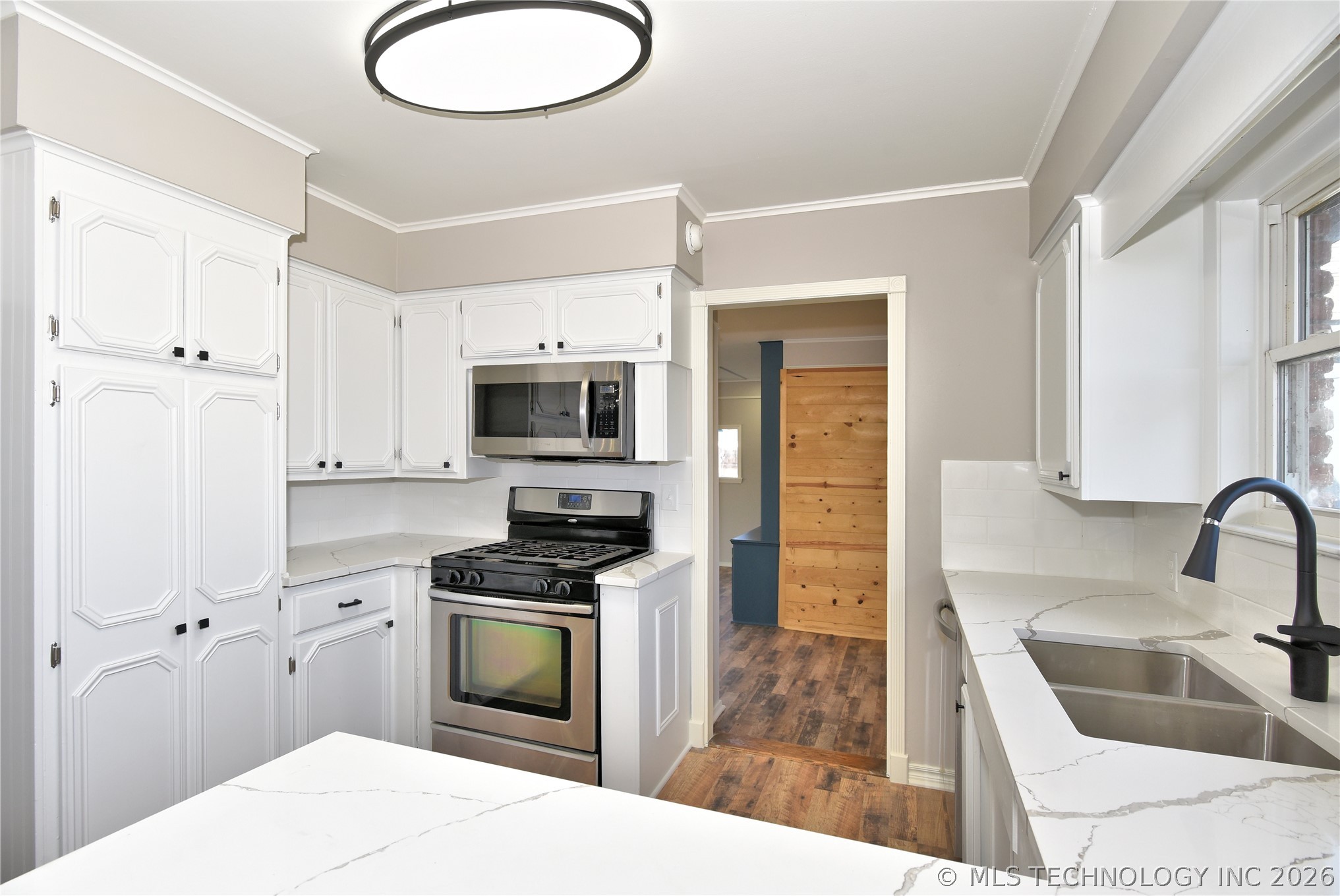 105 E Saddle Rock Road Property Photo 10