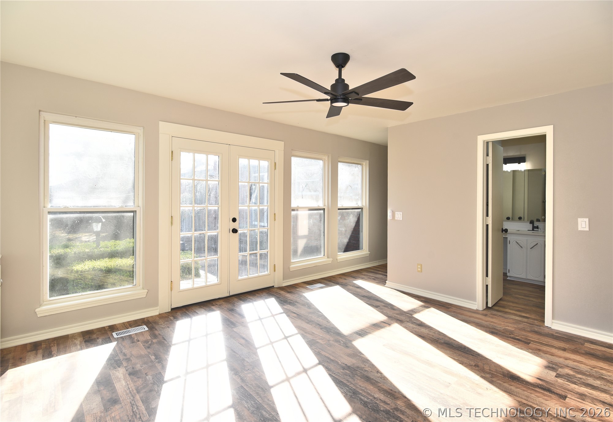 105 E Saddle Rock Road Property Photo 17