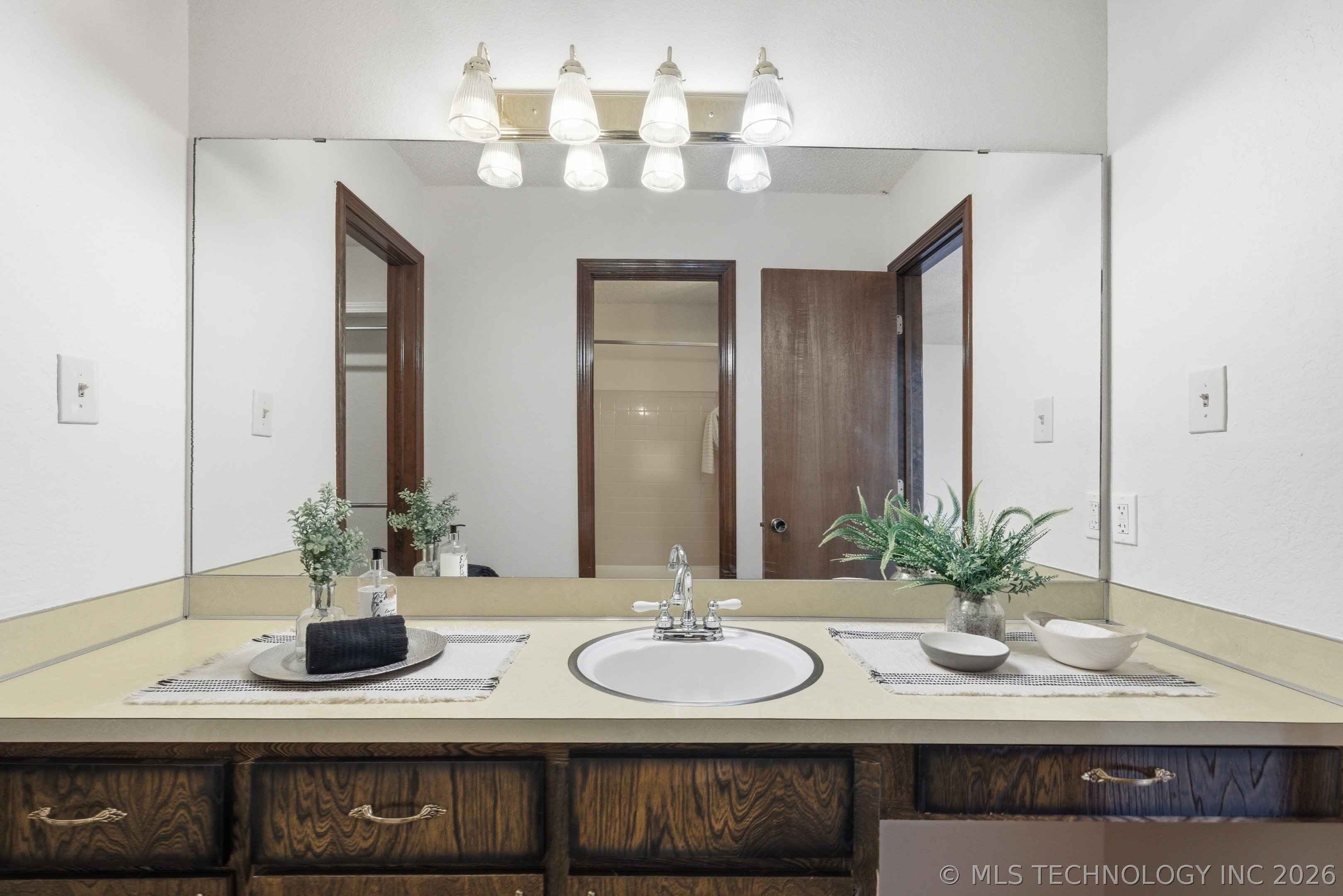 925 W Seminole Street Property Photo 32