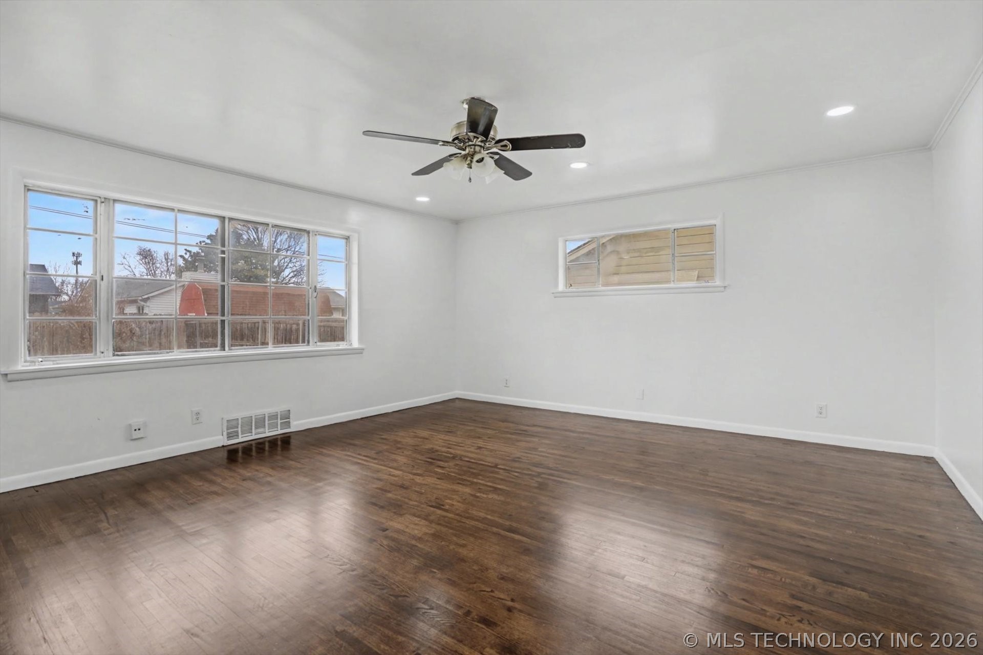 5943 E 25th Street Property Photo 4