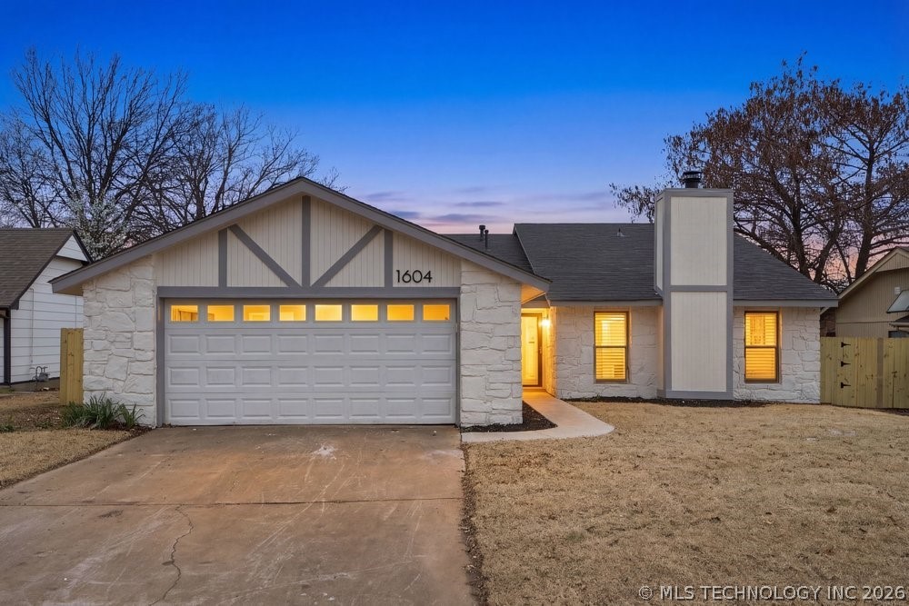 1604 N Hickory Court