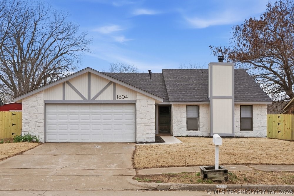 1604 N Hickory Court Property Photo 2
