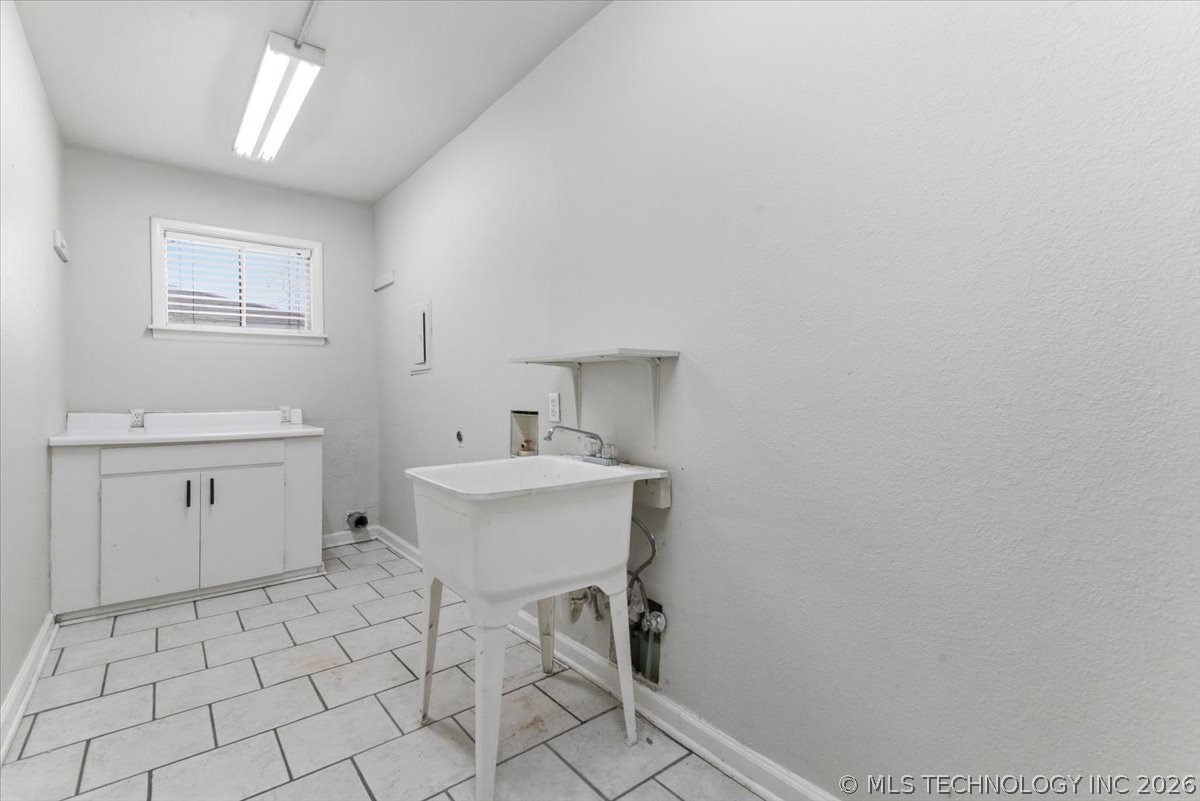 1629 S Date Avenue Property Photo 8