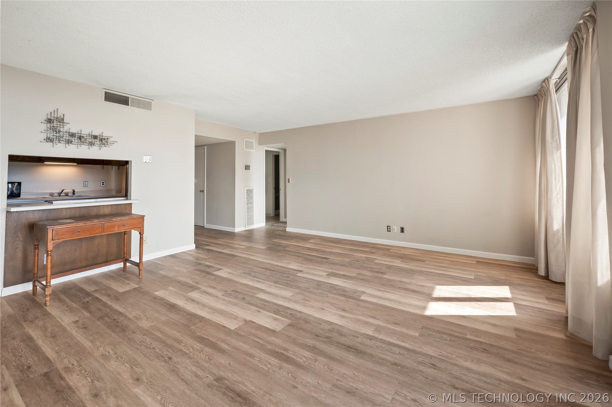 450 W 7th Street 807 Property Photo 4