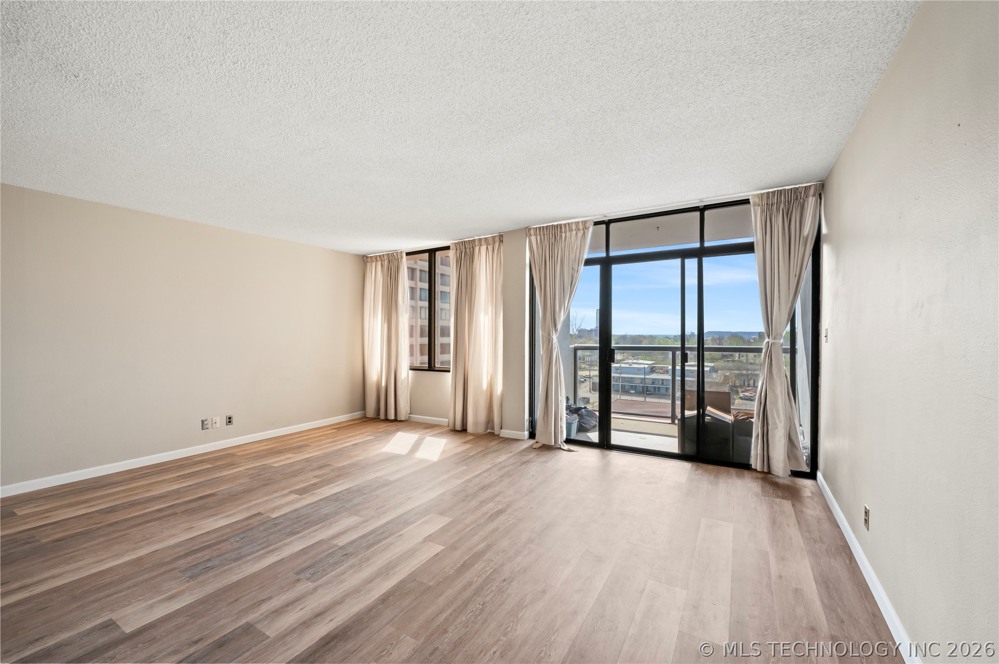 450 W 7th Street 807 Property Photo 5