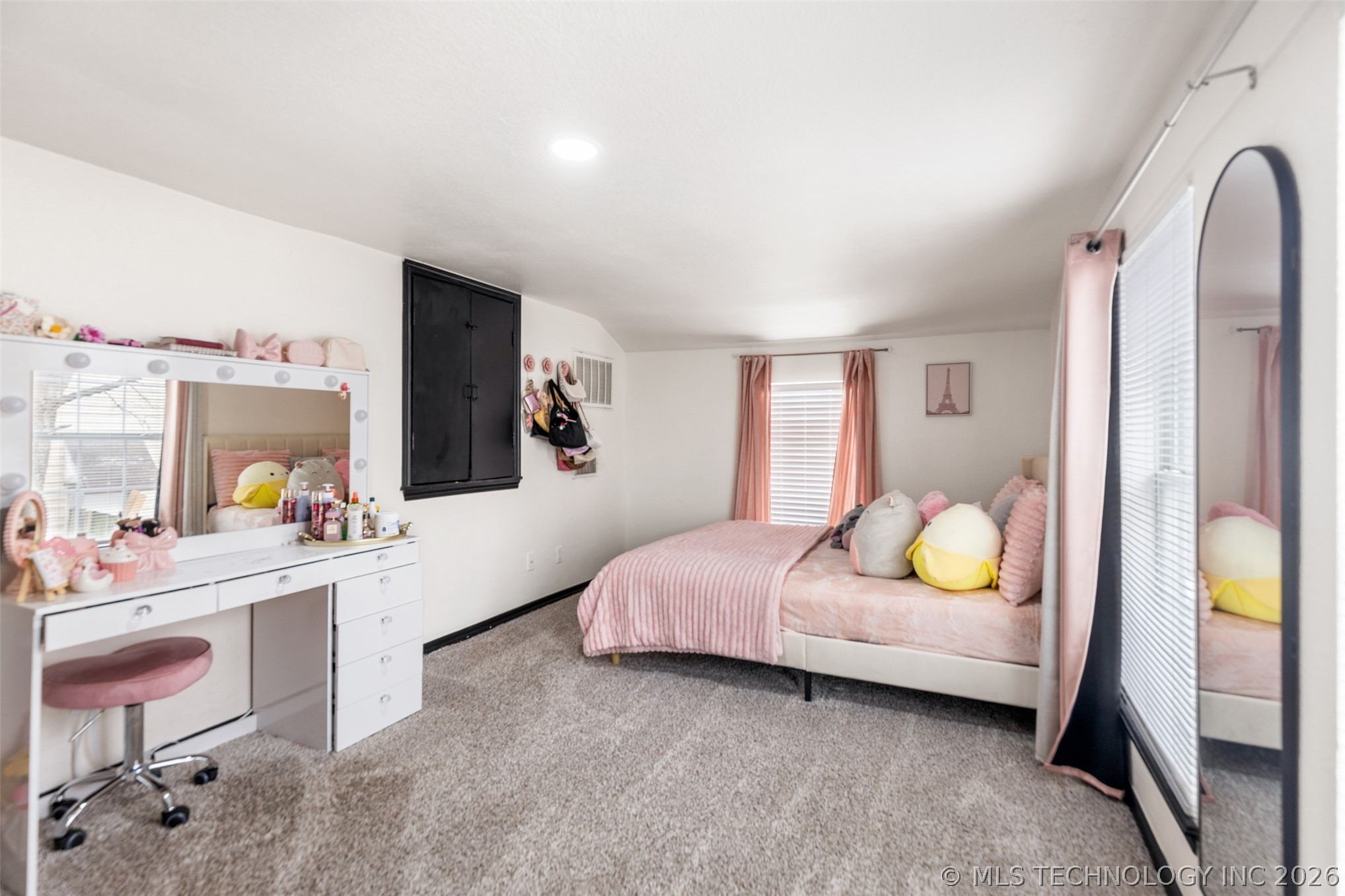 5911 E Reading Street Property Photo 8