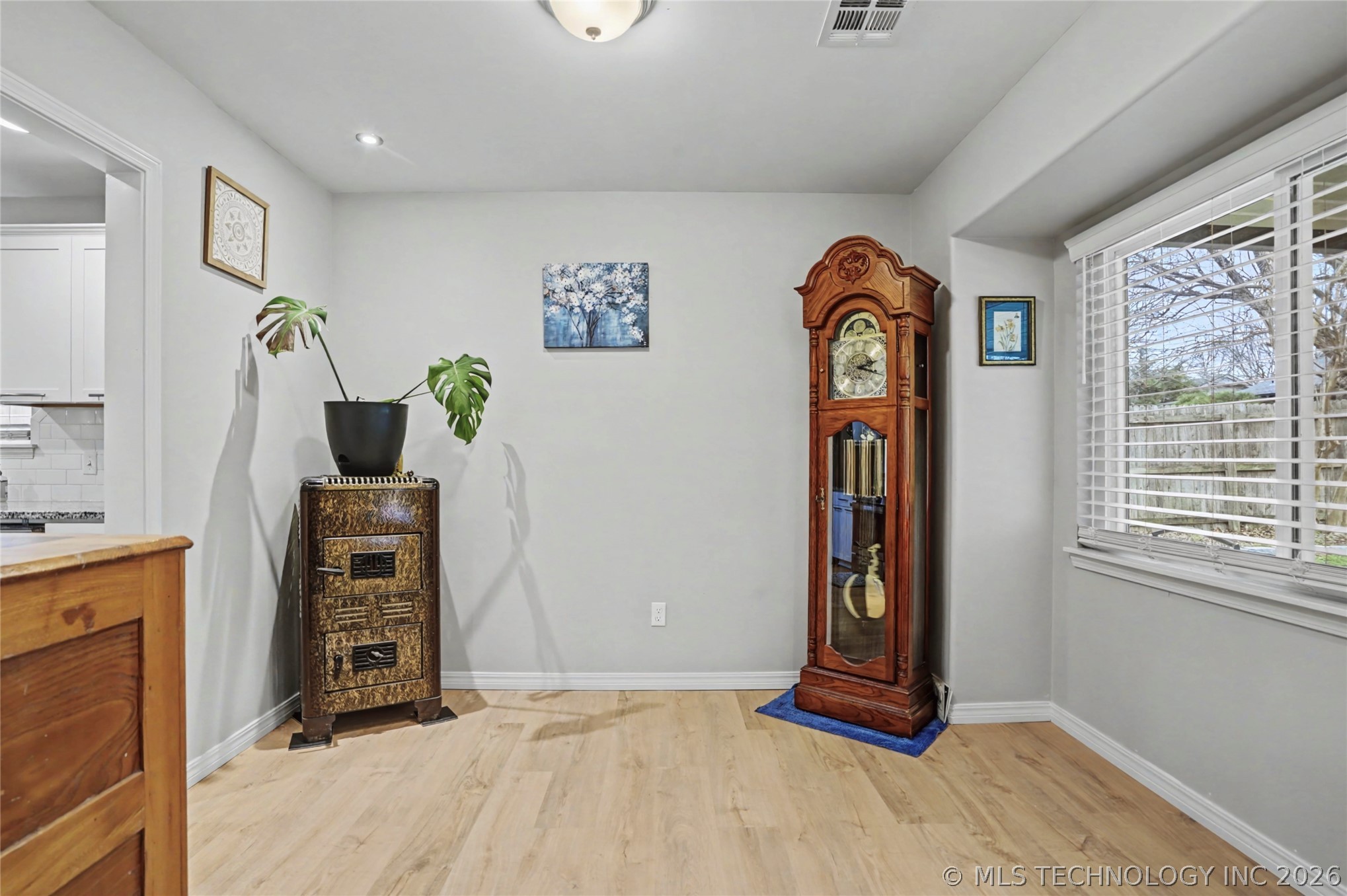 2516 W Broadway Street Property Photo 10