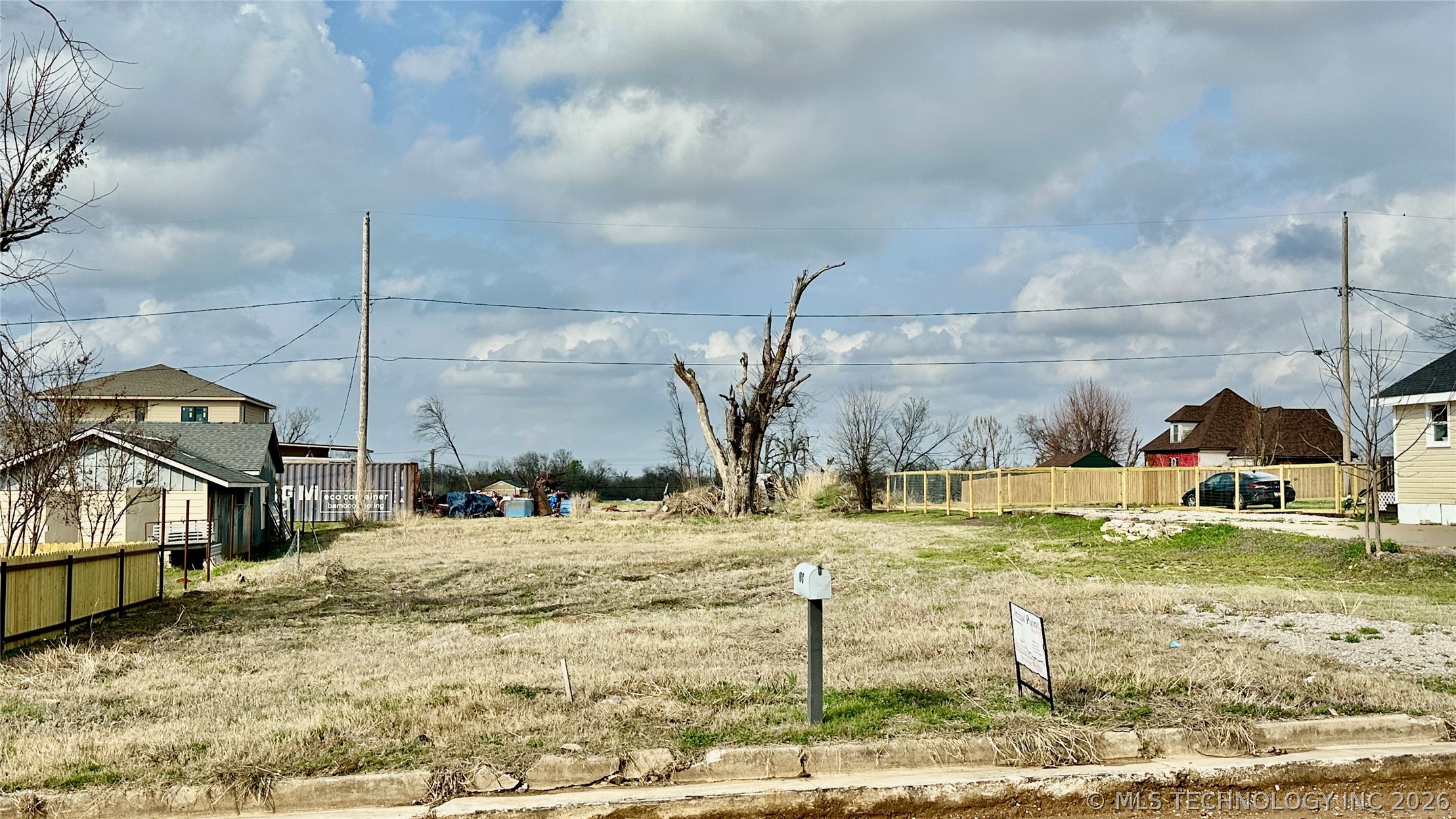 108 E Tahlequah Property Photo 2