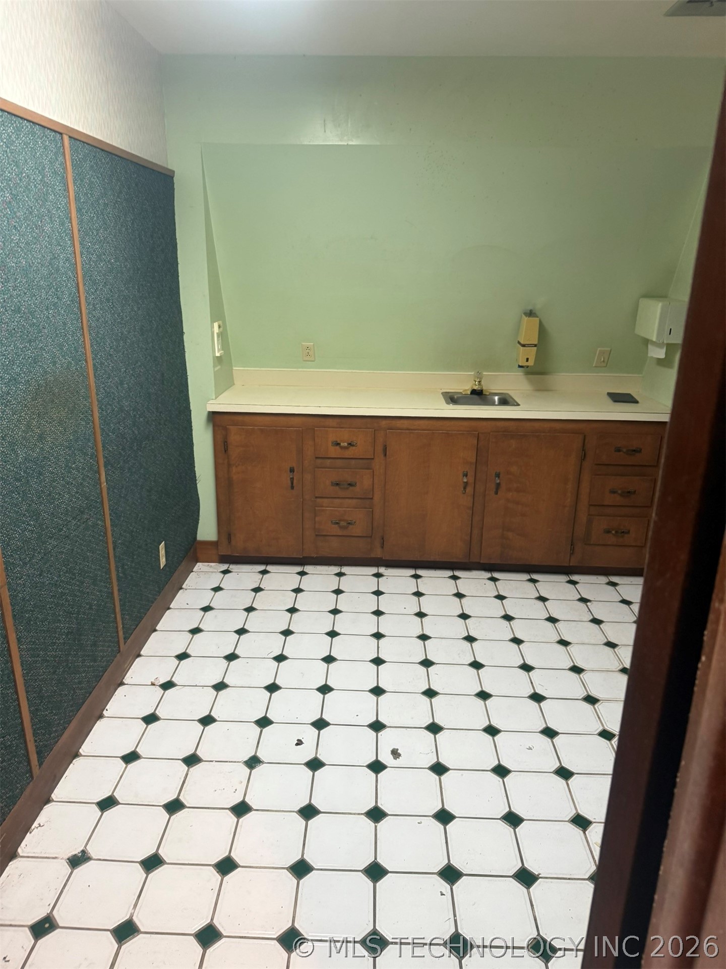 912 W Cedar Street Property Photo 13