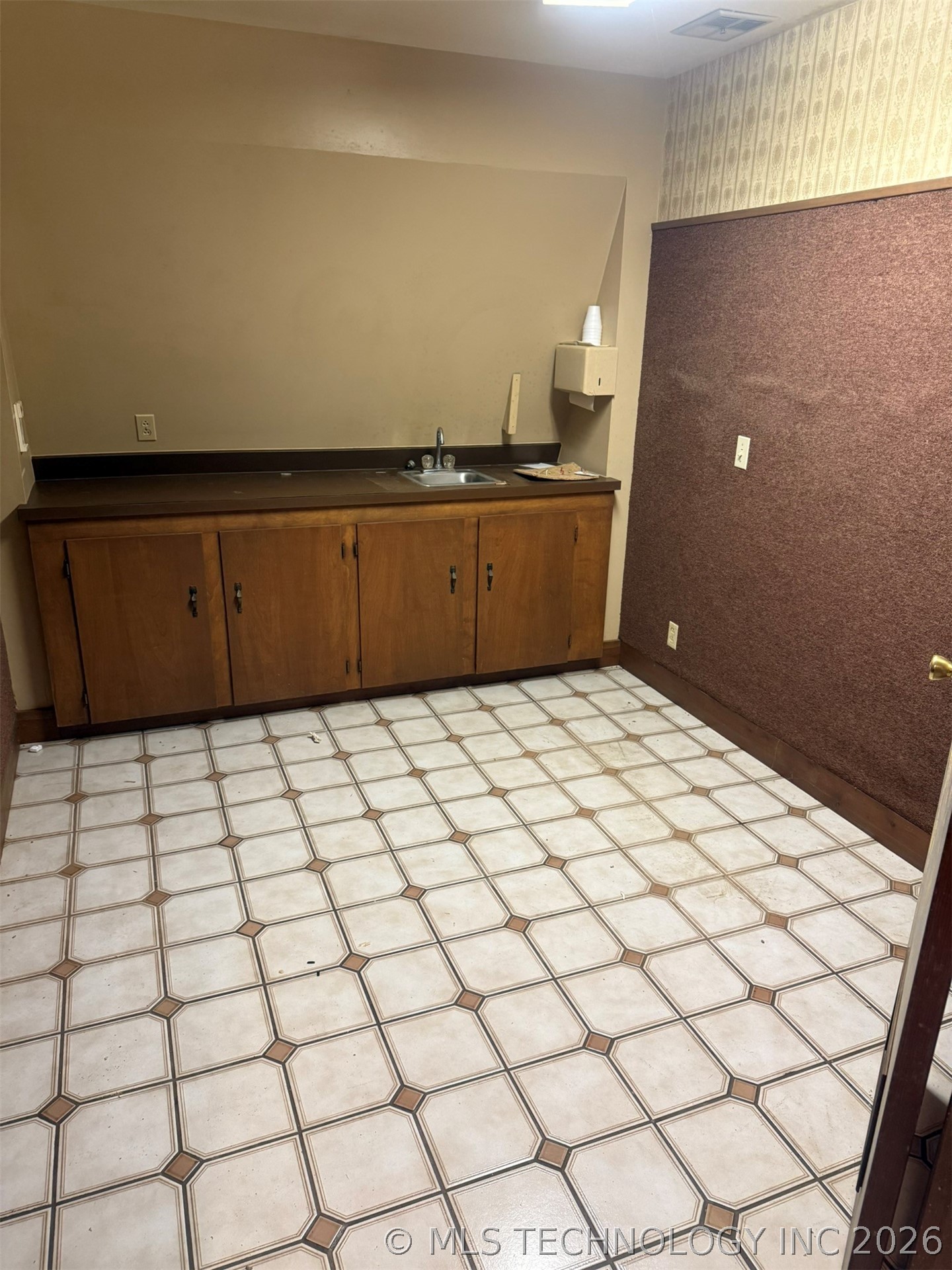 912 W Cedar Street Property Photo 17