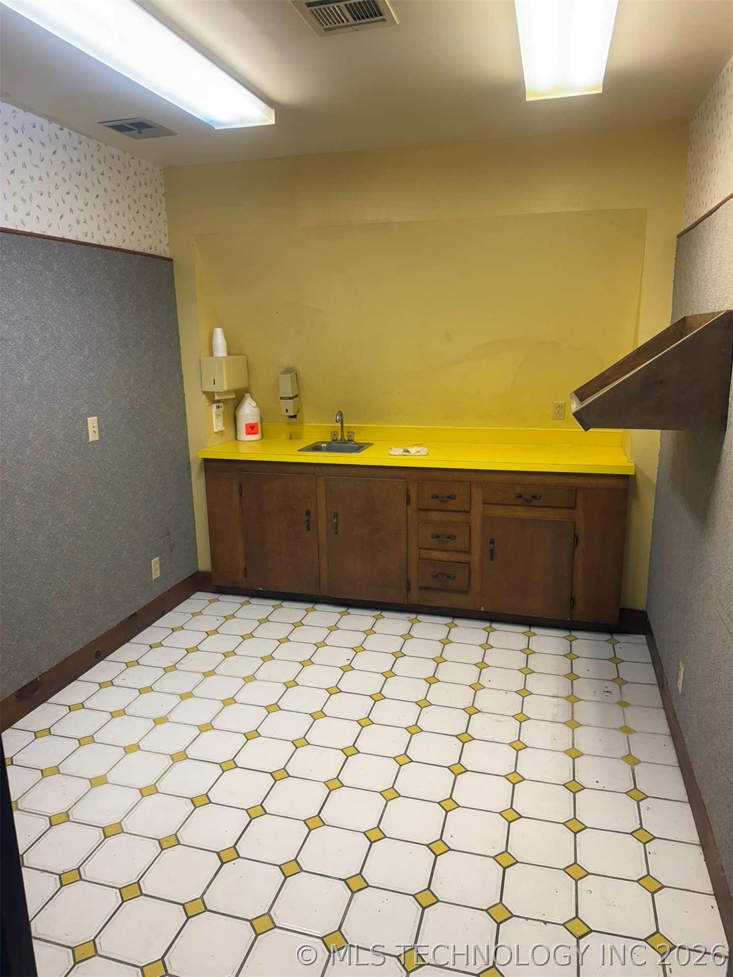 912 W Cedar Street Property Photo 18