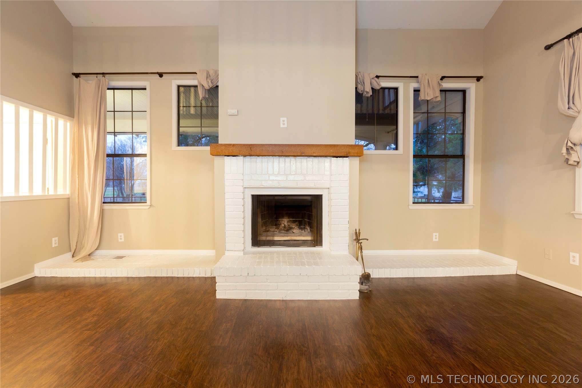 211 N State Street Property Photo 8