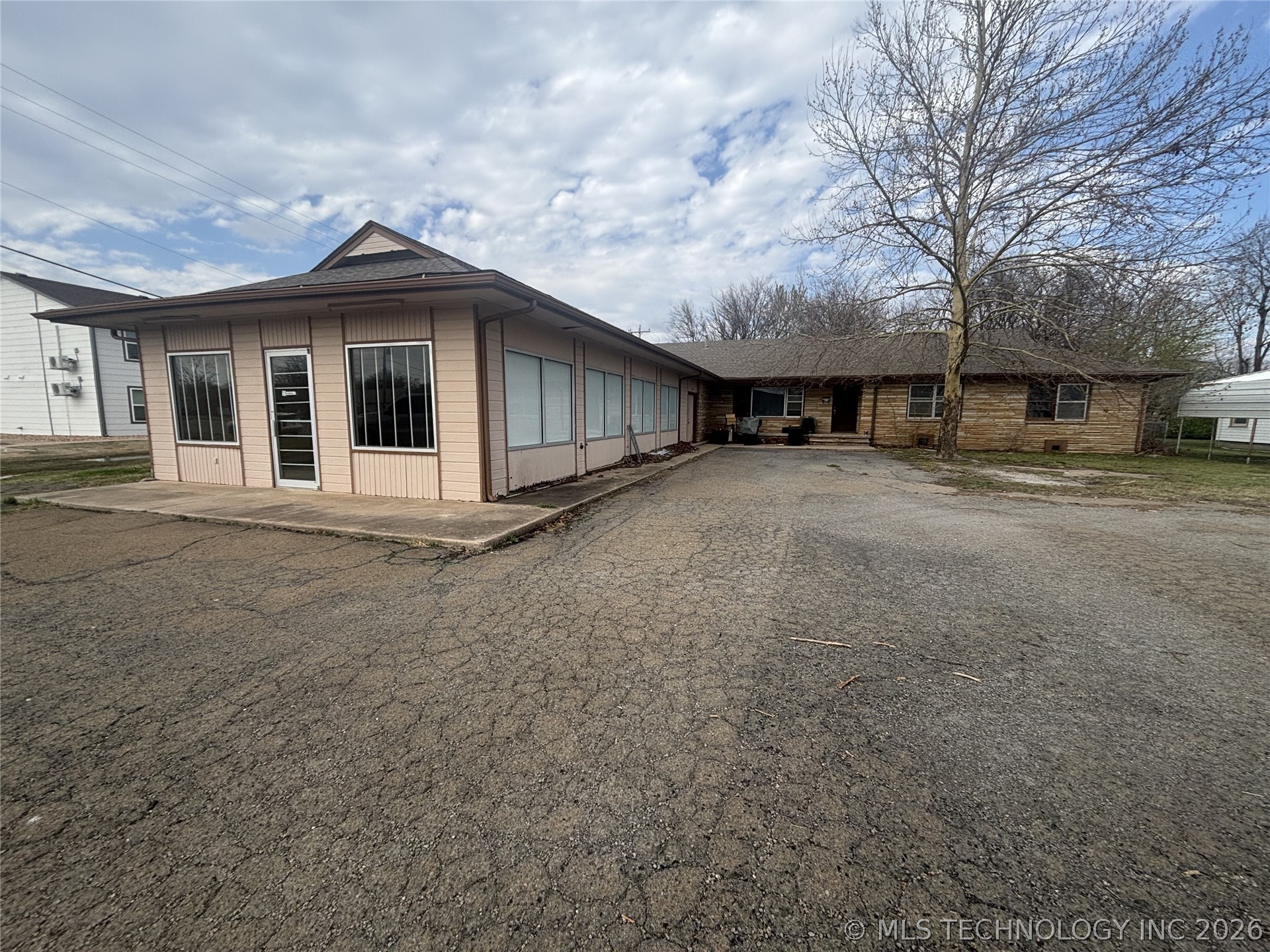 418 W Rogers Boulevard Property Photo 1