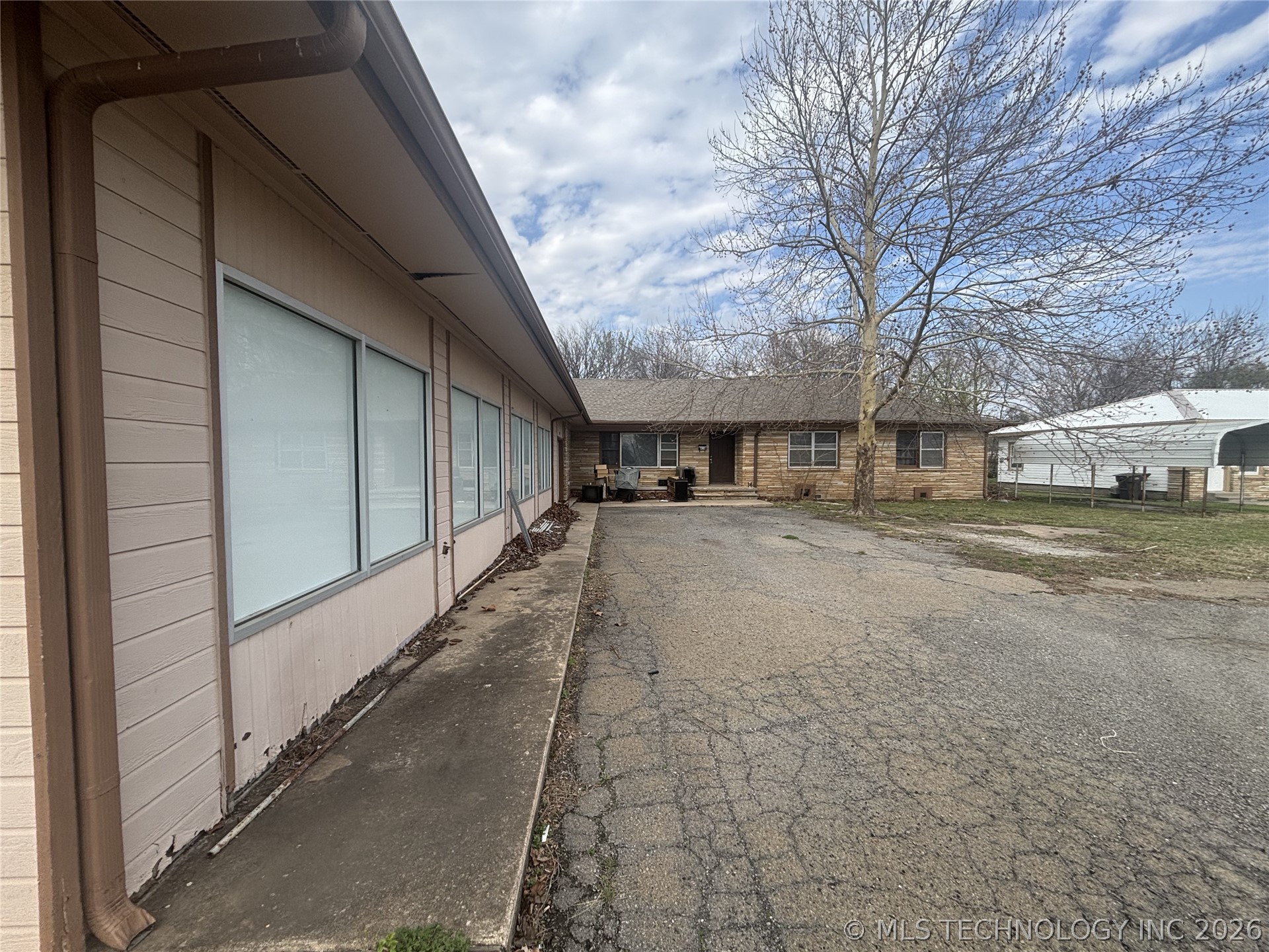 418 W Rogers Boulevard Property Photo 2