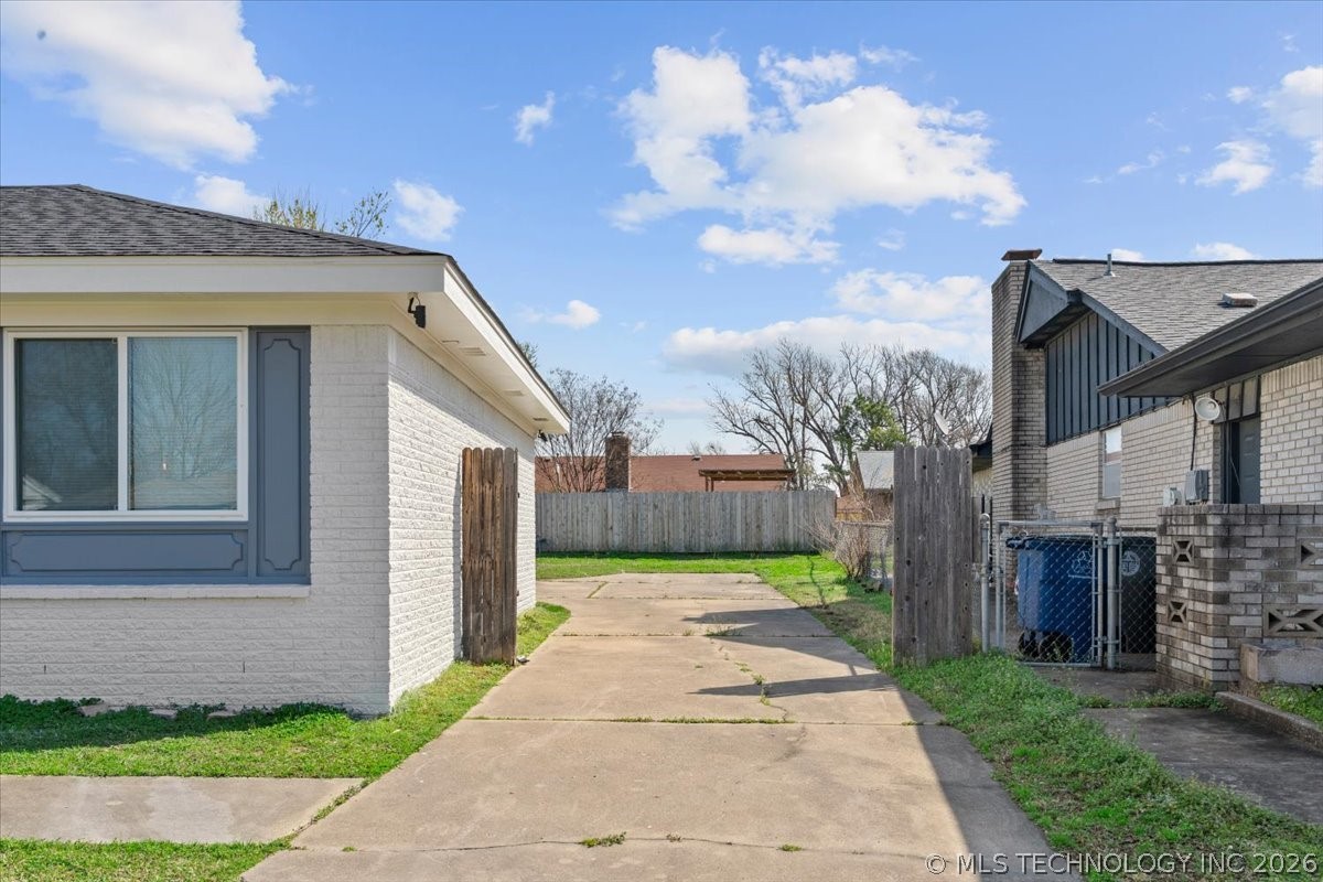 2527 S 110th East Avenue Property Photo 3