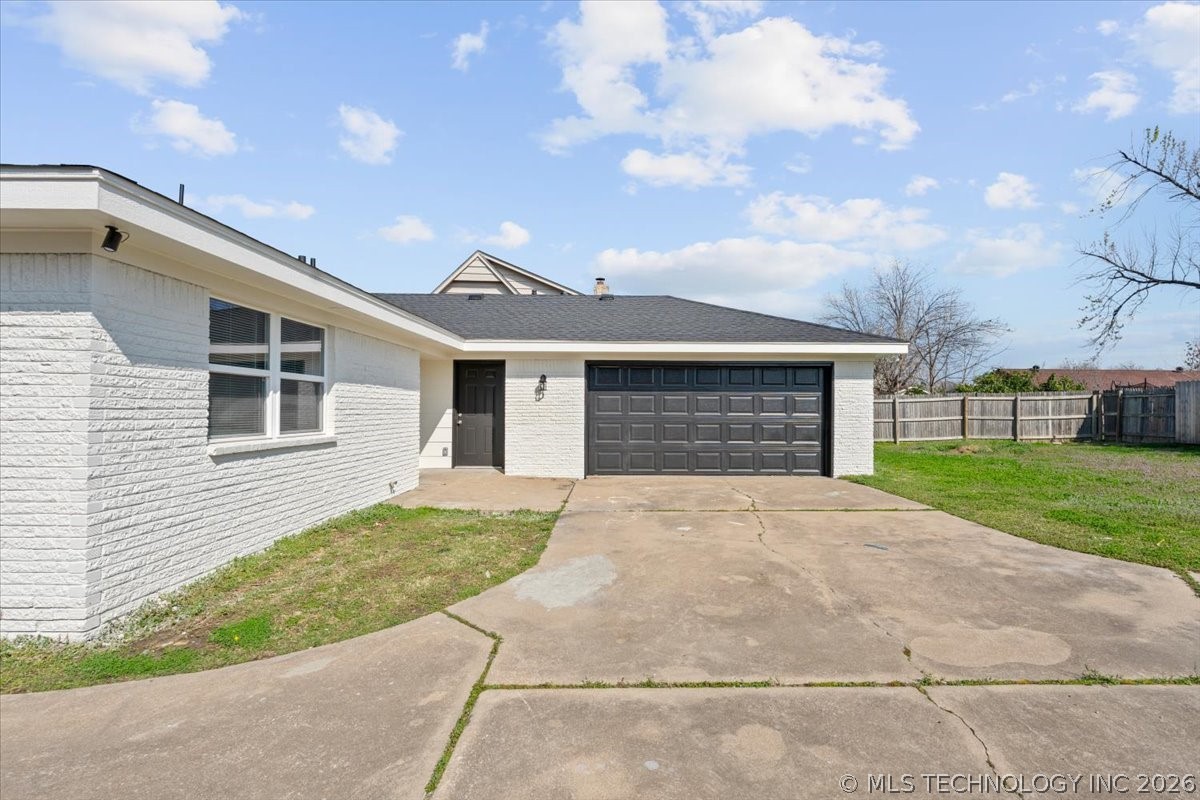2527 S 110th East Avenue Property Photo 4