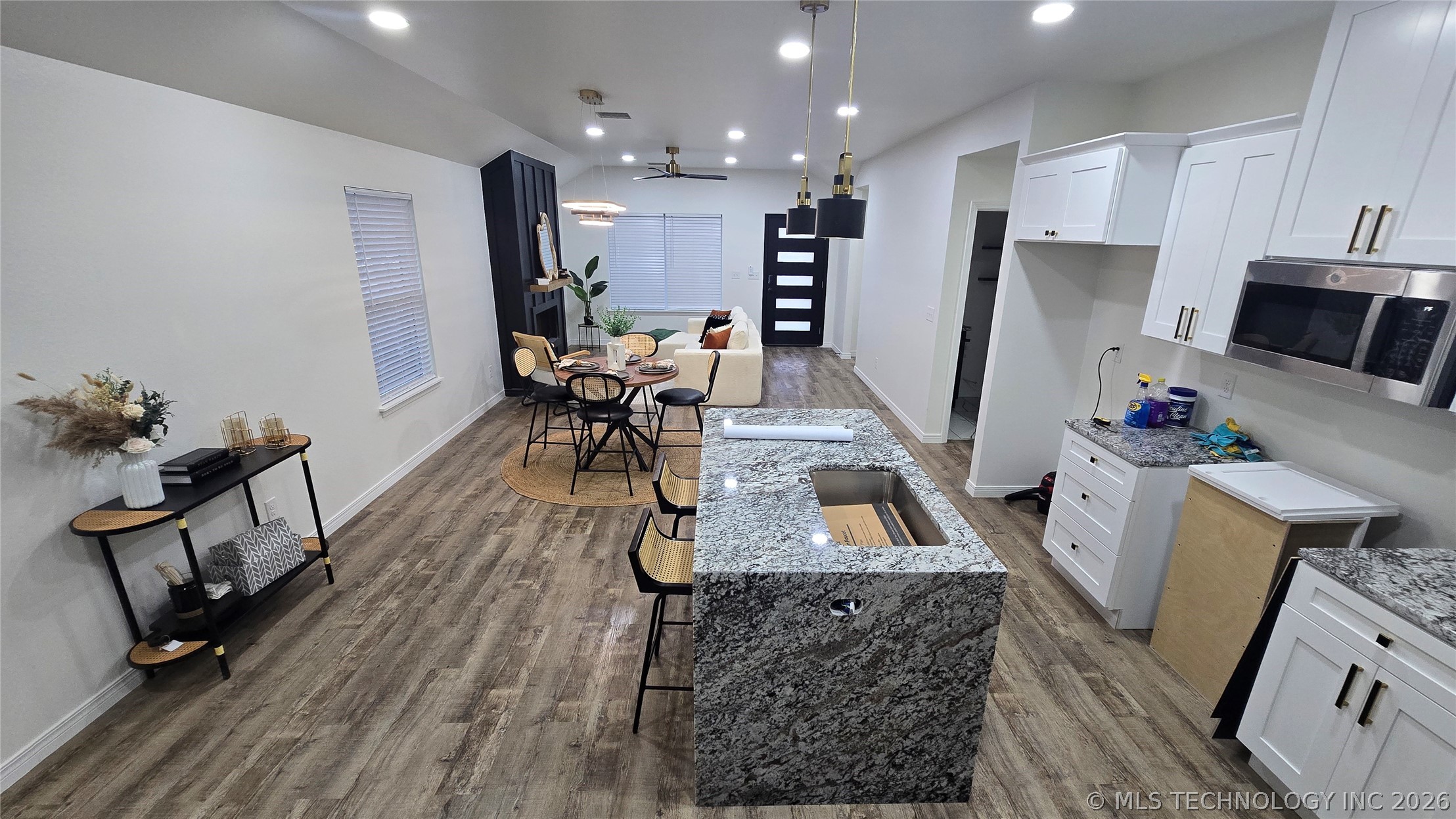215 W 40th Place Property Photo 3
