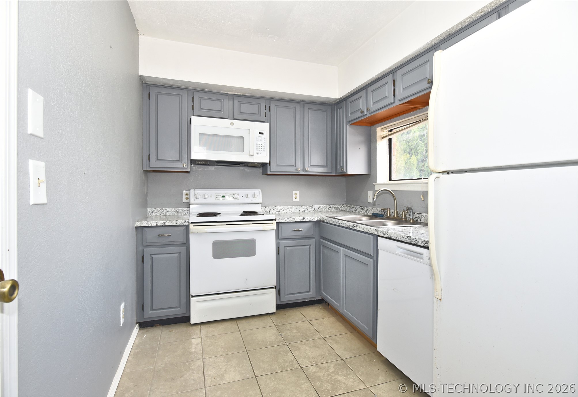 6737 S Peoria Avenue C201 Property Photo 9