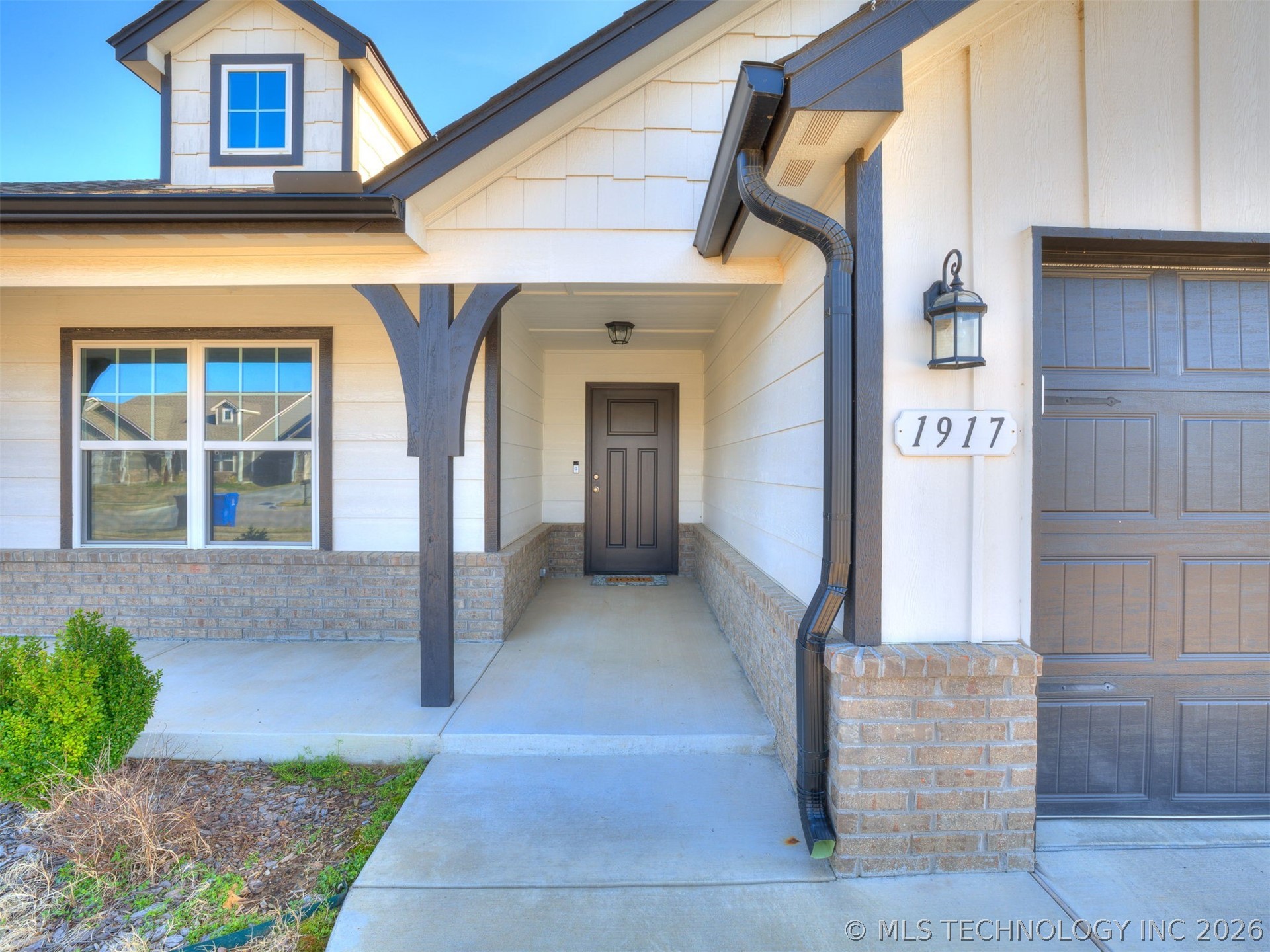 1917 E Van Buren Street Property Photo 2