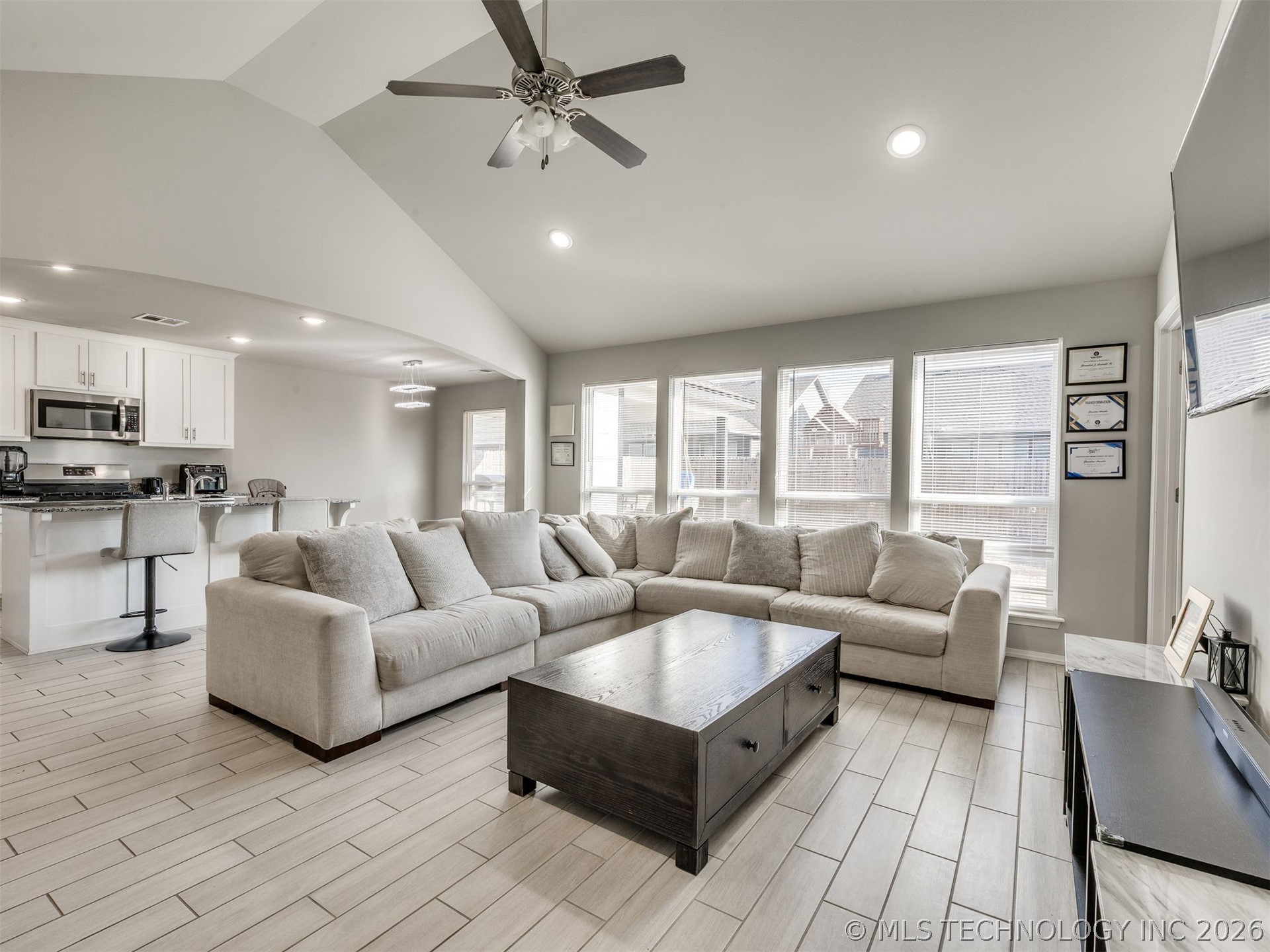 1917 E Van Buren Street Property Photo 3