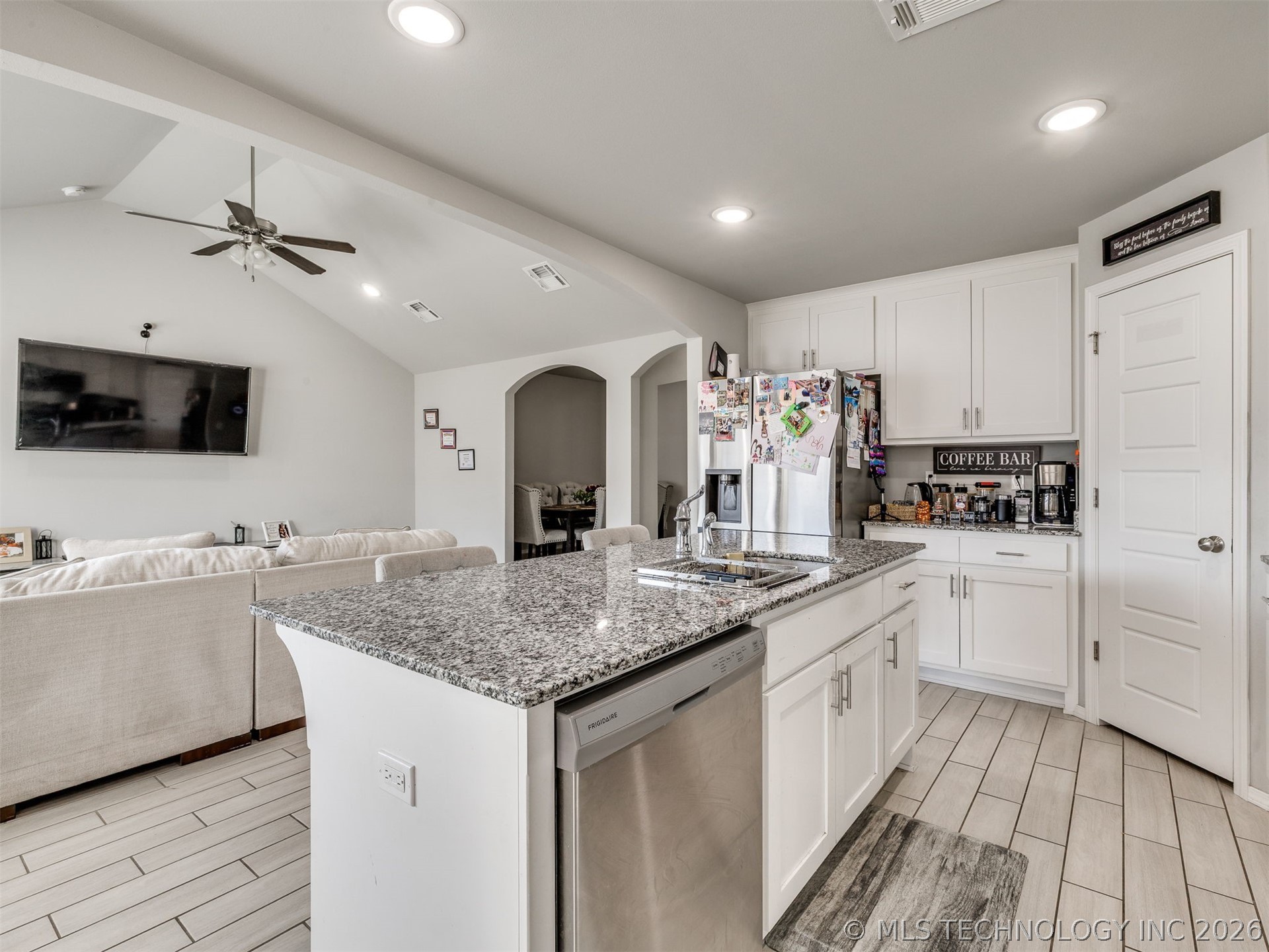 1917 E Van Buren Street Property Photo 6
