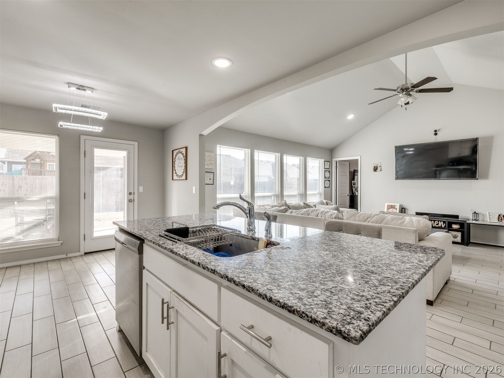 1917 E Van Buren Street Property Photo 8