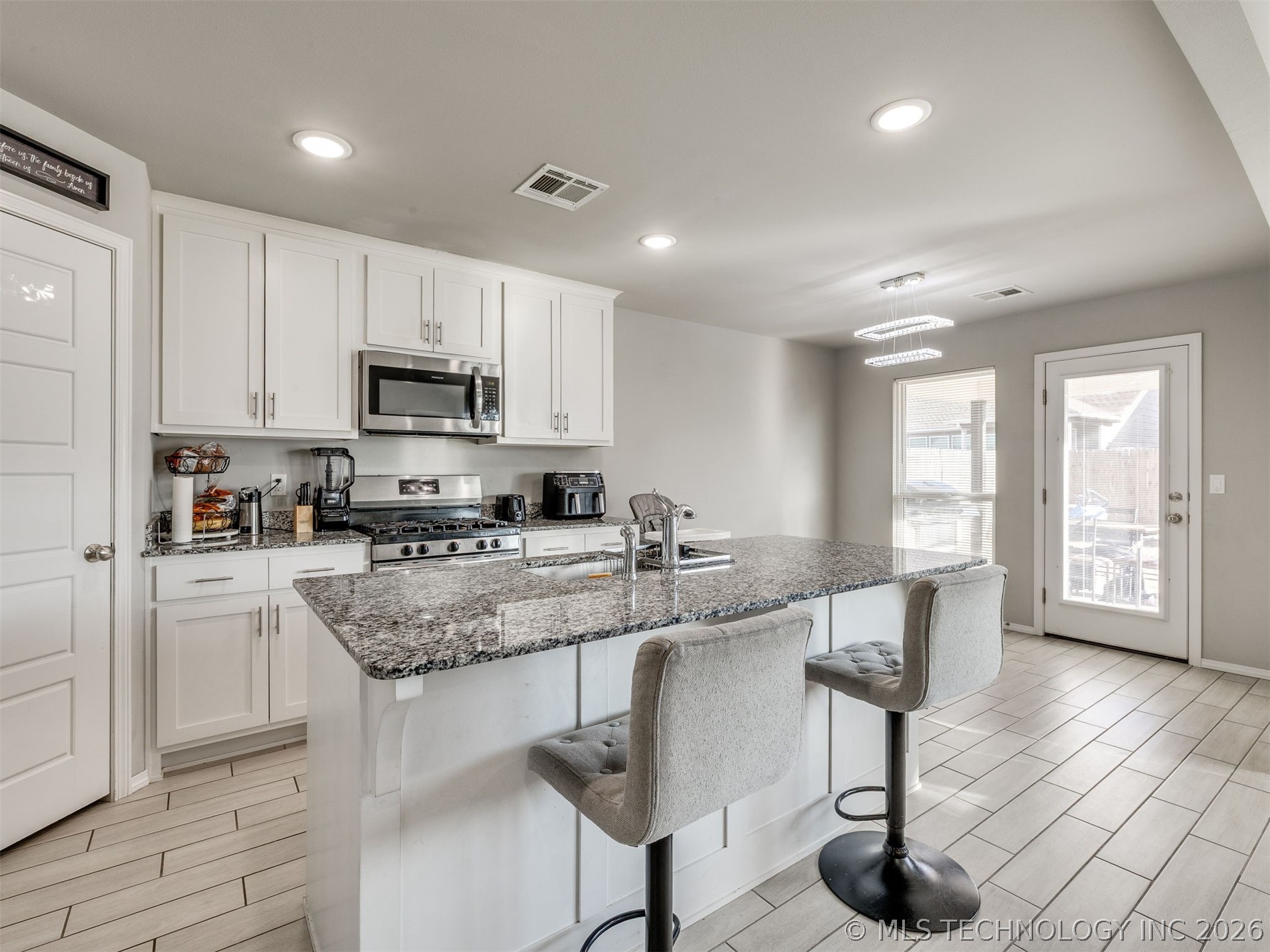 1917 E Van Buren Street Property Photo 9