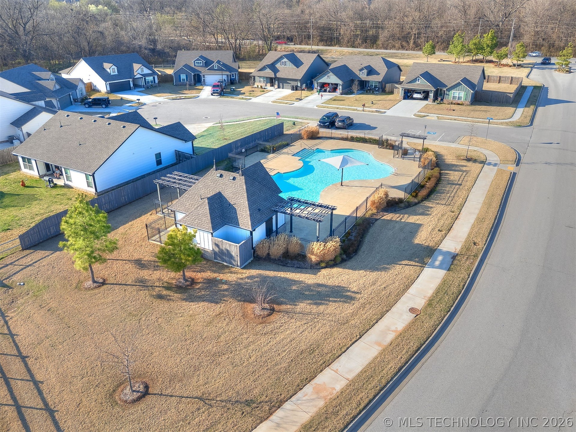 1917 E Van Buren Street Property Photo 24