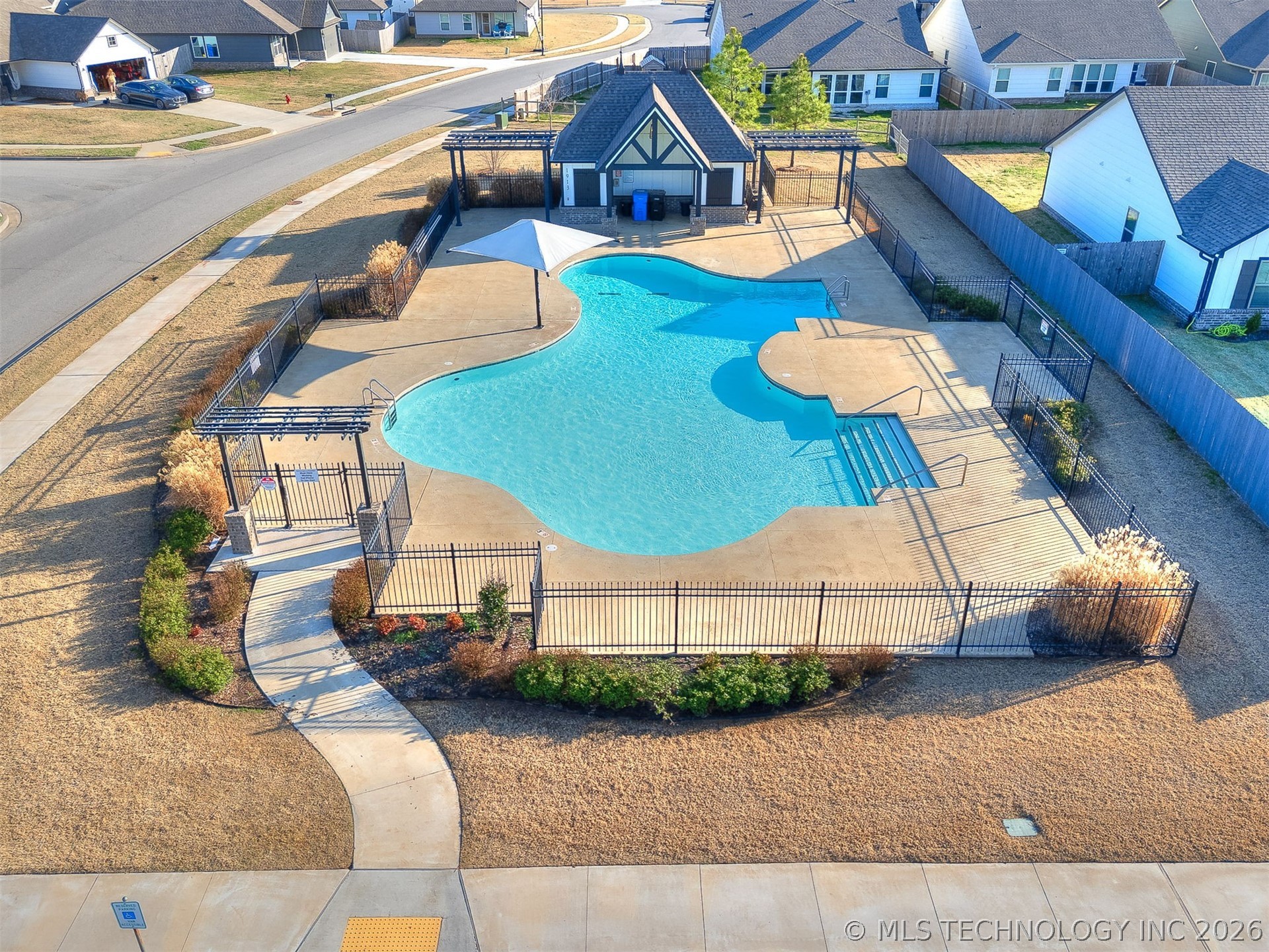 1917 E Van Buren Street Property Photo 25