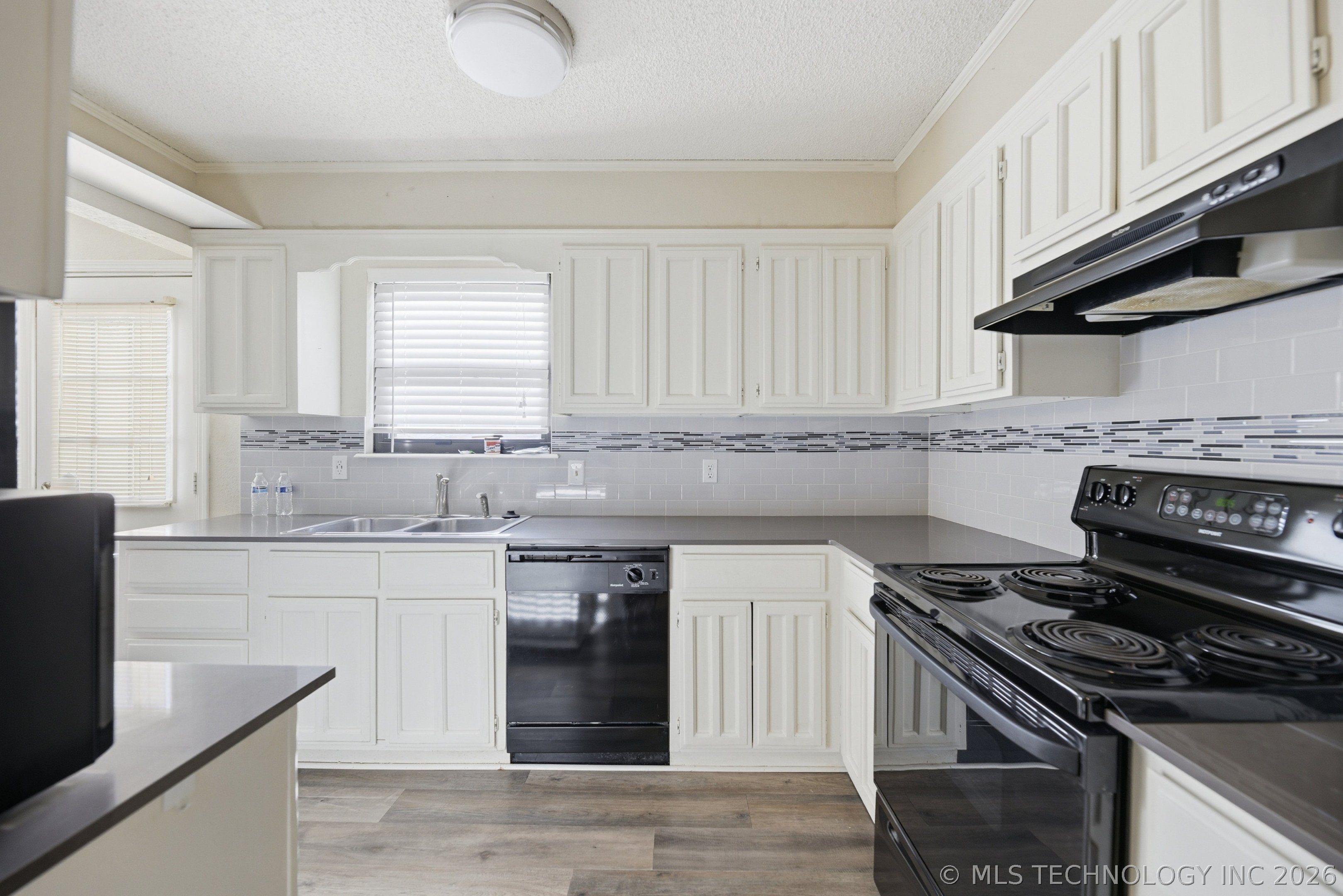 549 N Elm Street D Property Photo 6