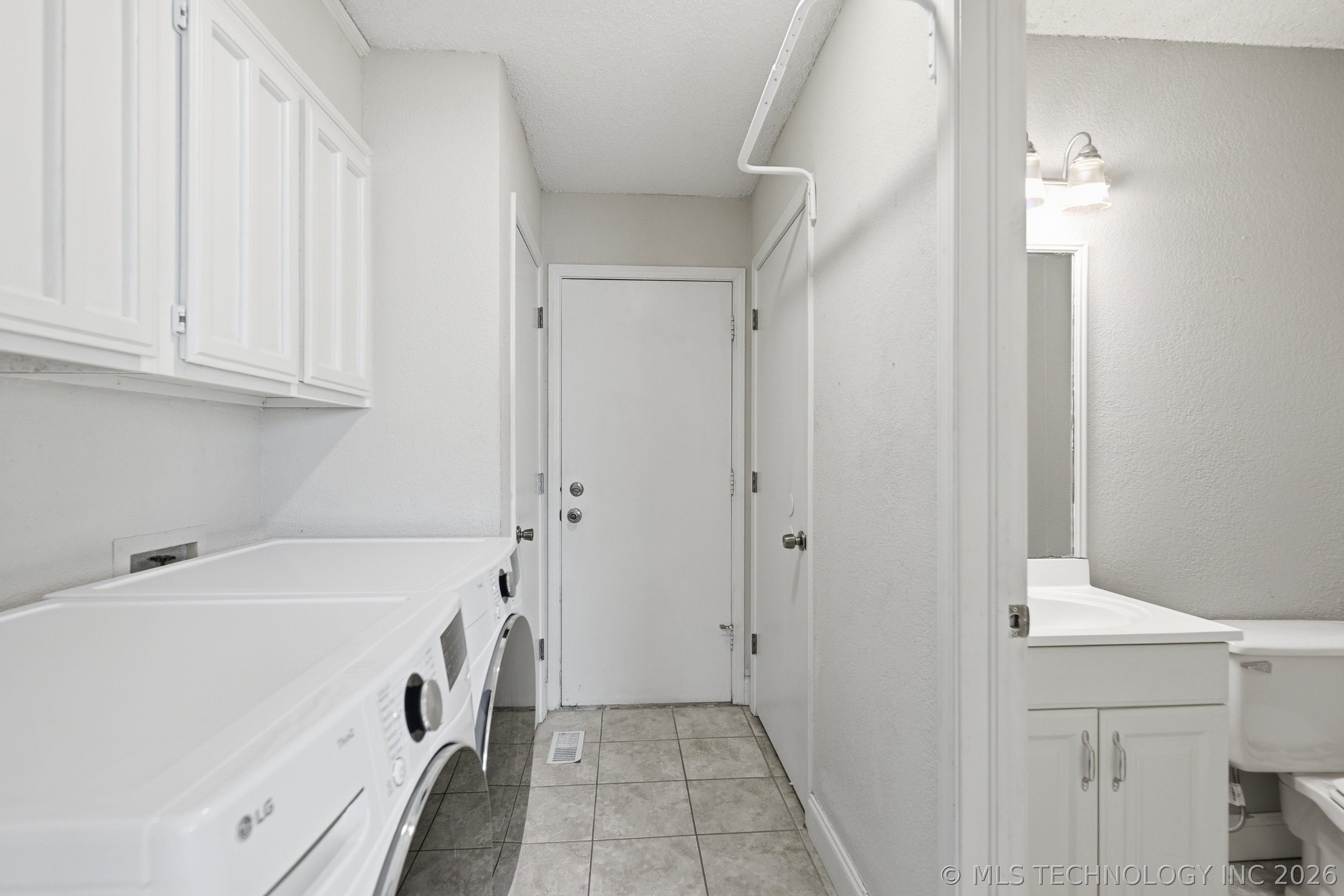 549 N Elm Street D Property Photo 7