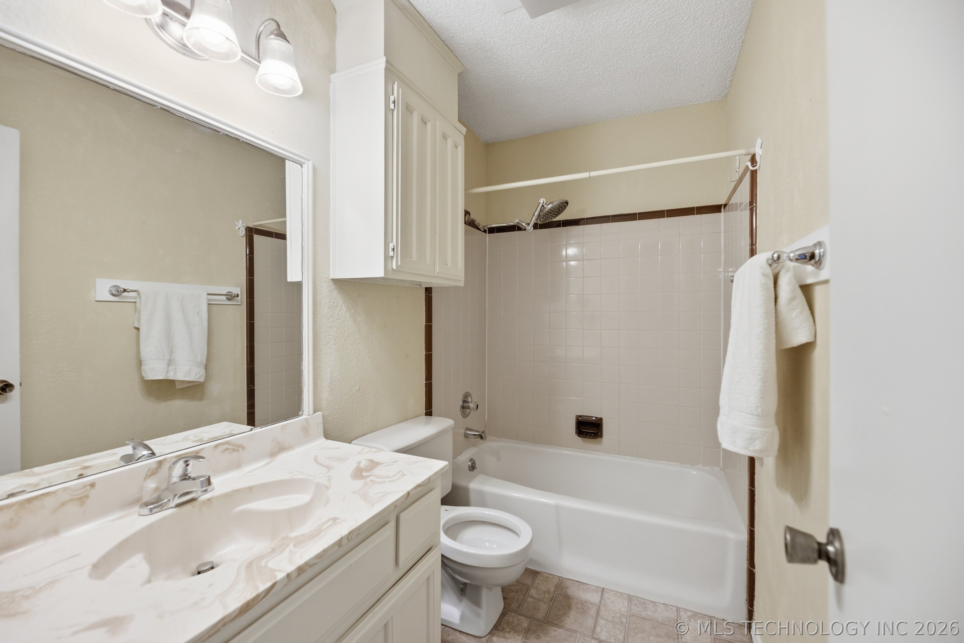 549 N Elm Street D Property Photo 8