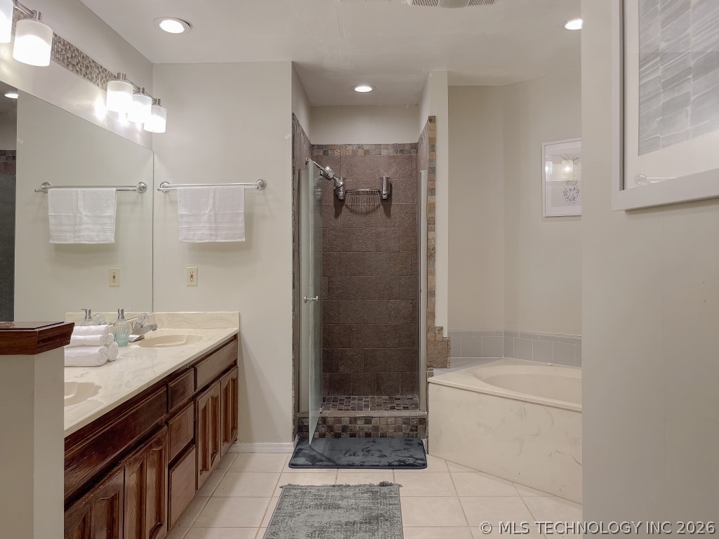 308 S Indianwood Avenue Property Photo 6