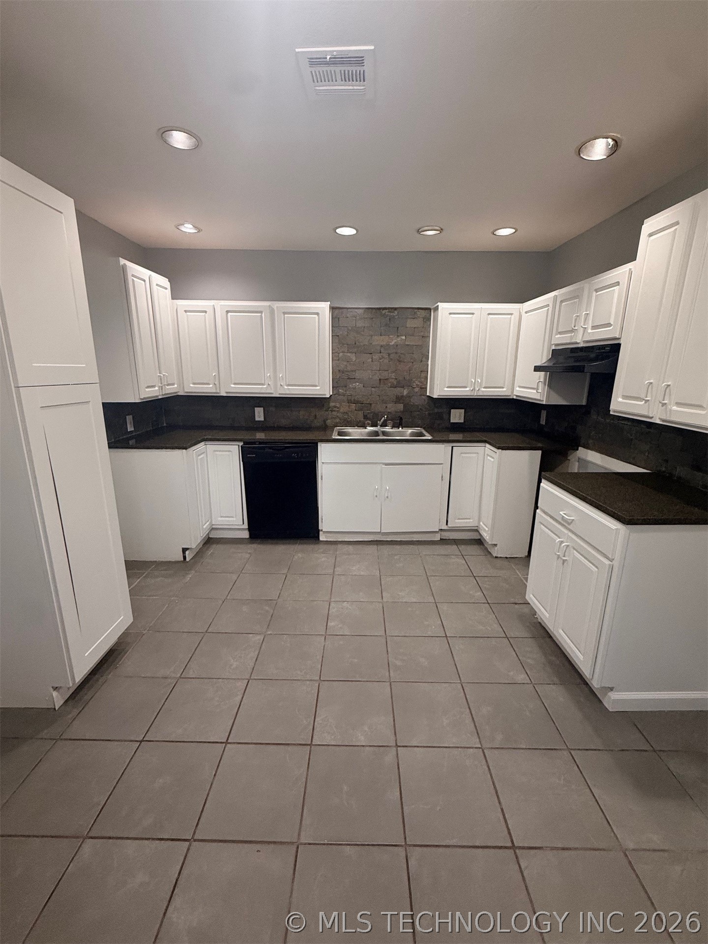 5318 W 12th Street Property Photo 4