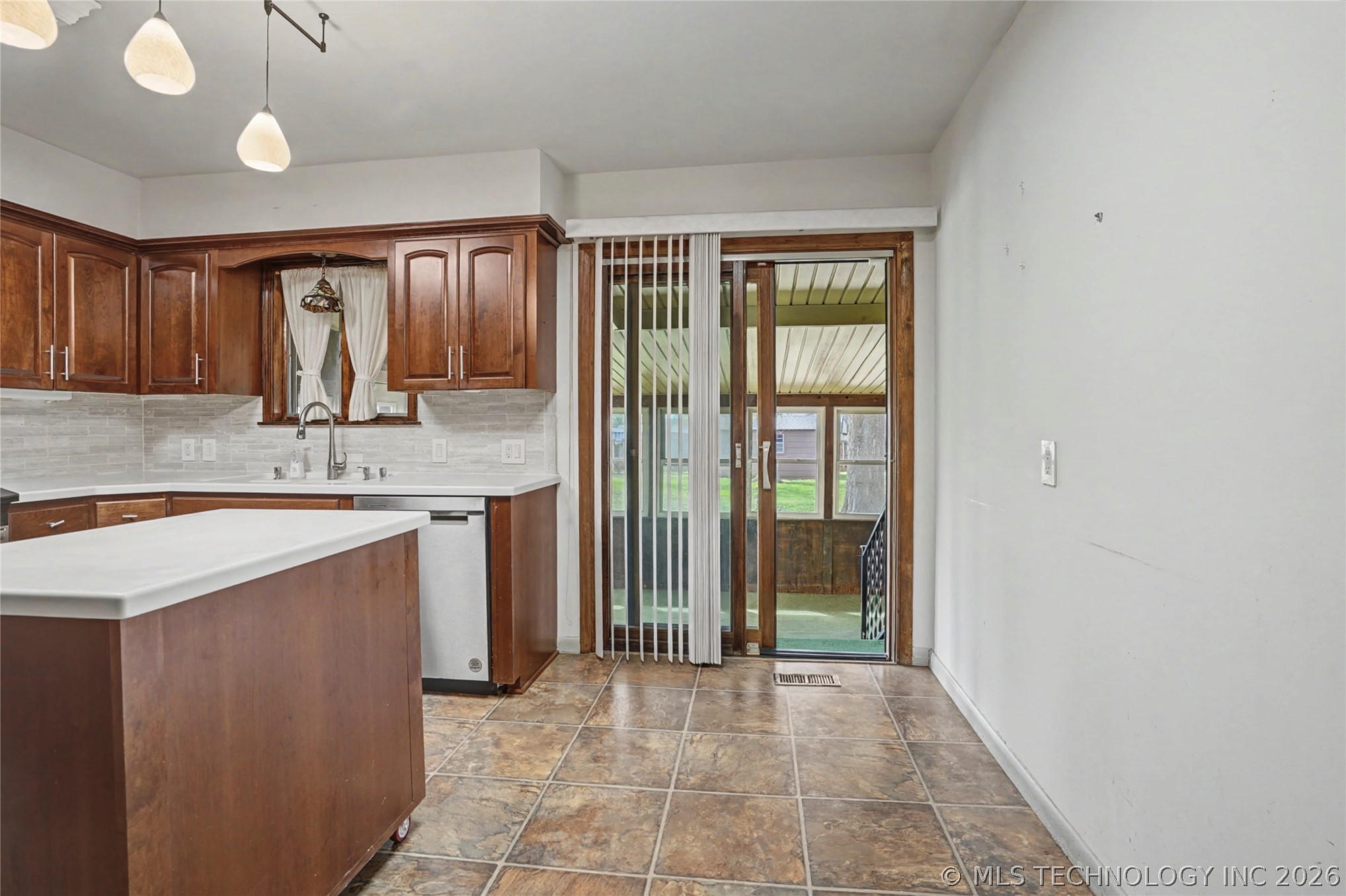 502 W 43rd Street Property Photo 5