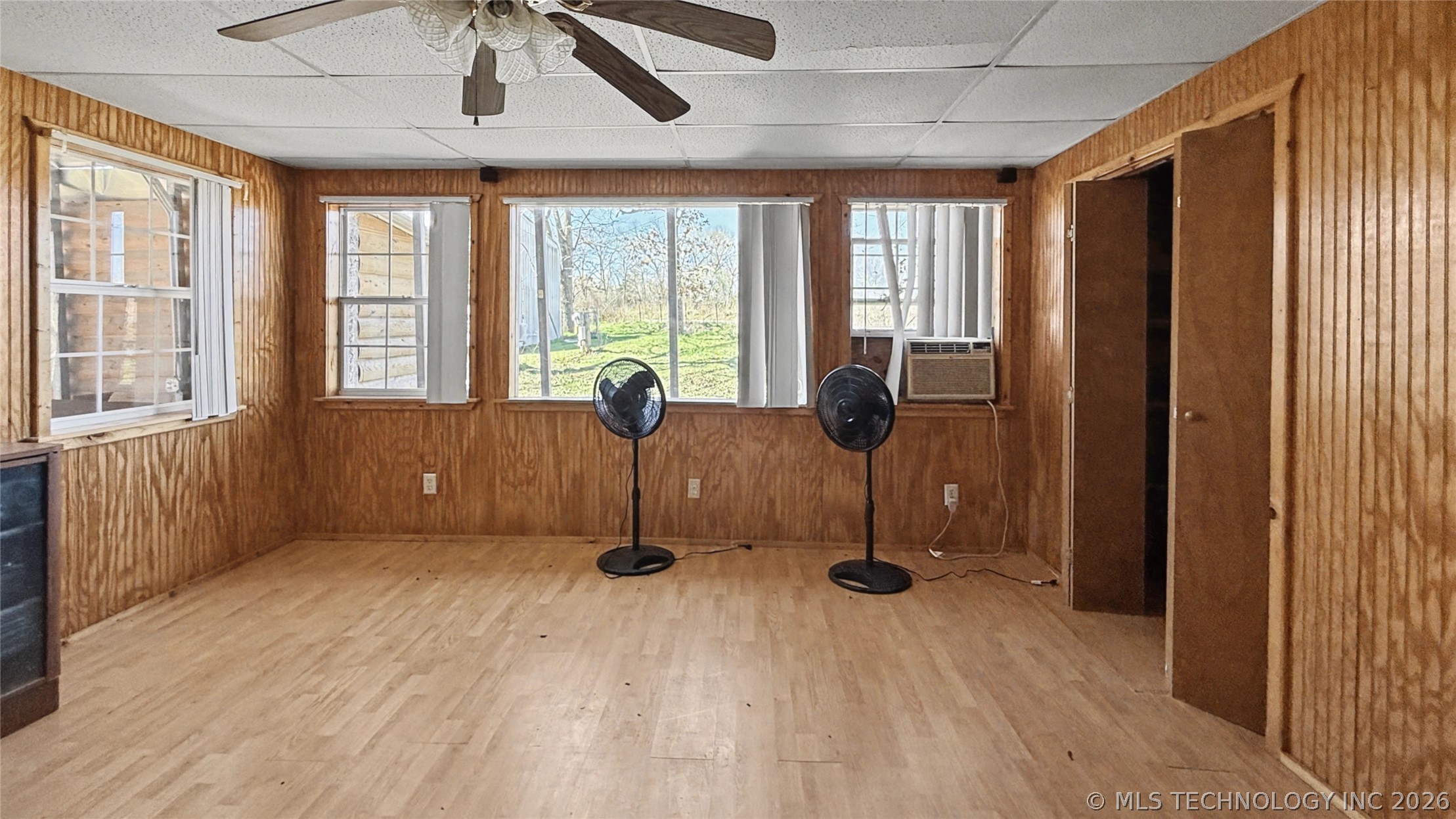 462595 Oakball Drive Property Photo 4