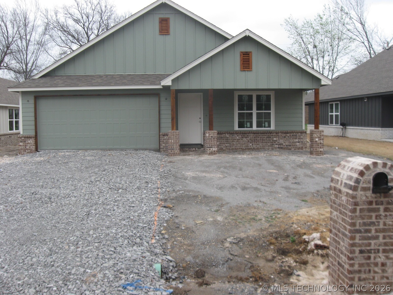 811 S Wood Street Property Photo 1