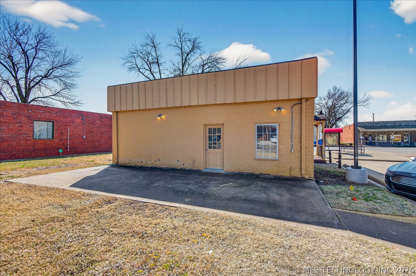 2392 N Osage Avenue Property Photo 9