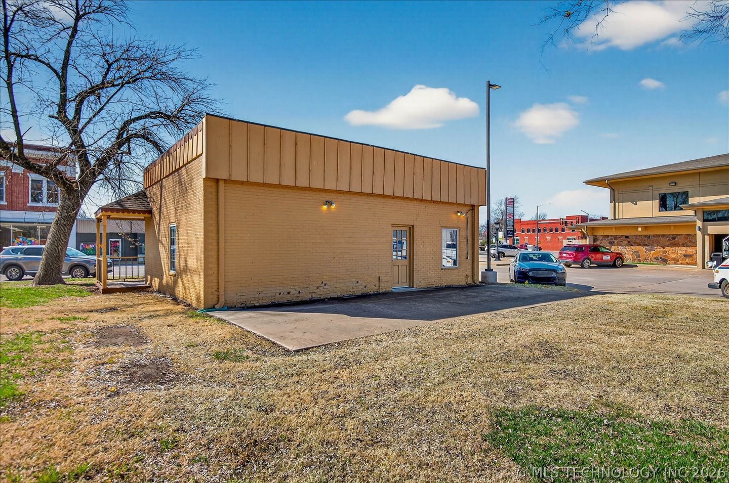 2392 N Osage Avenue Property Photo 10