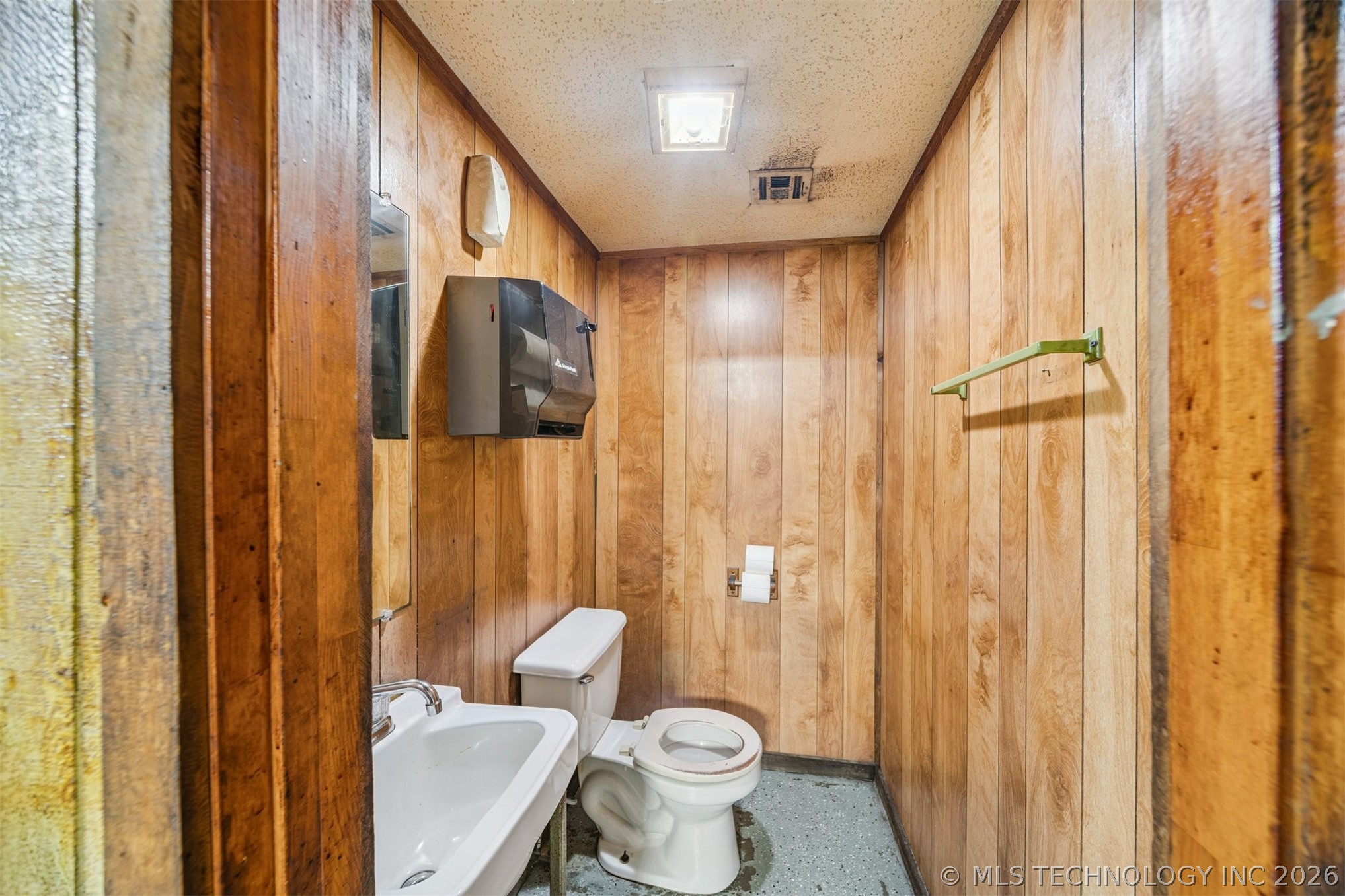 421 W Claremore Street Property Photo 20